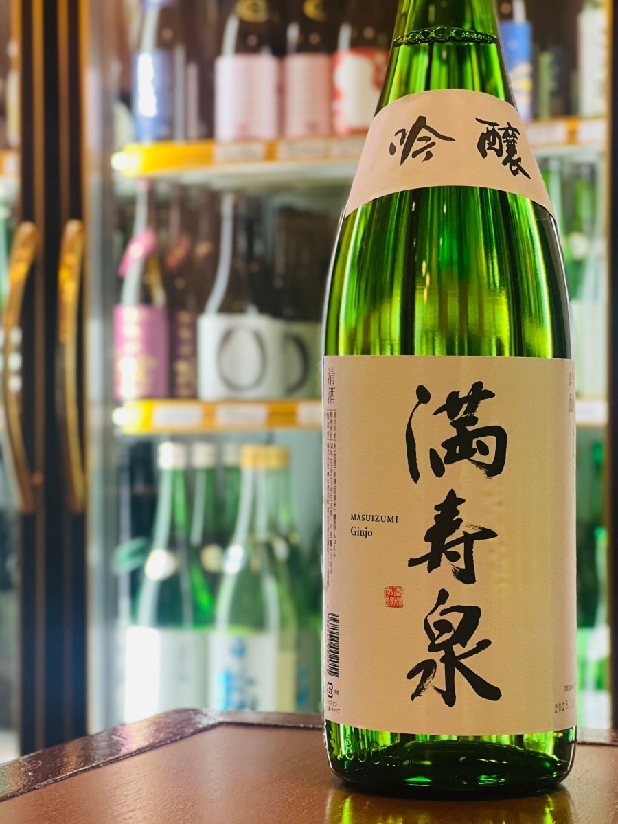 満寿泉 吟醸 1800mlのボトル。シンプルなラベルデザイン。透明感があって飲みやすい酒質が特徴の日本酒。軽快な味わいの食中酒。