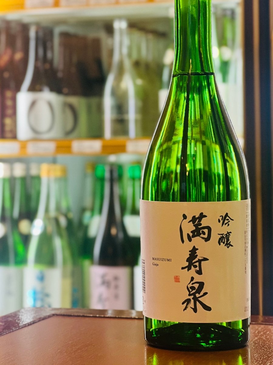 満寿泉 吟醸 720mlのボトル。シンプルなラベルデザイン。透明感があって飲みやすい酒質が特徴の日本酒