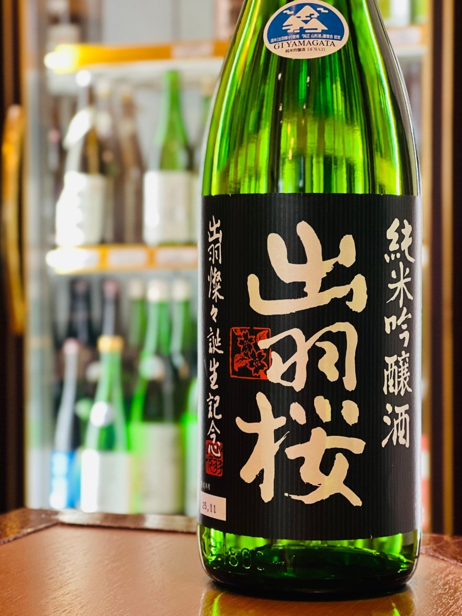 出羽桜酒造の「純米吟醸 出羽燦々 誕生記念」1800mlの一升瓶。山形県が10年以上の歳月をかけて開発した酒米「出羽燦々」を100％使用した、蔵を代表する純米吟醸です。ふわふわ・さらさらとした優しい飲み心地と、しっとりした旨味が特徴。里芋の煮物や白身魚の昆布締めなど、素材の味を活かした料理に寄り添う、飲み疲れしない透明感溢れる最高級の日常酒です。