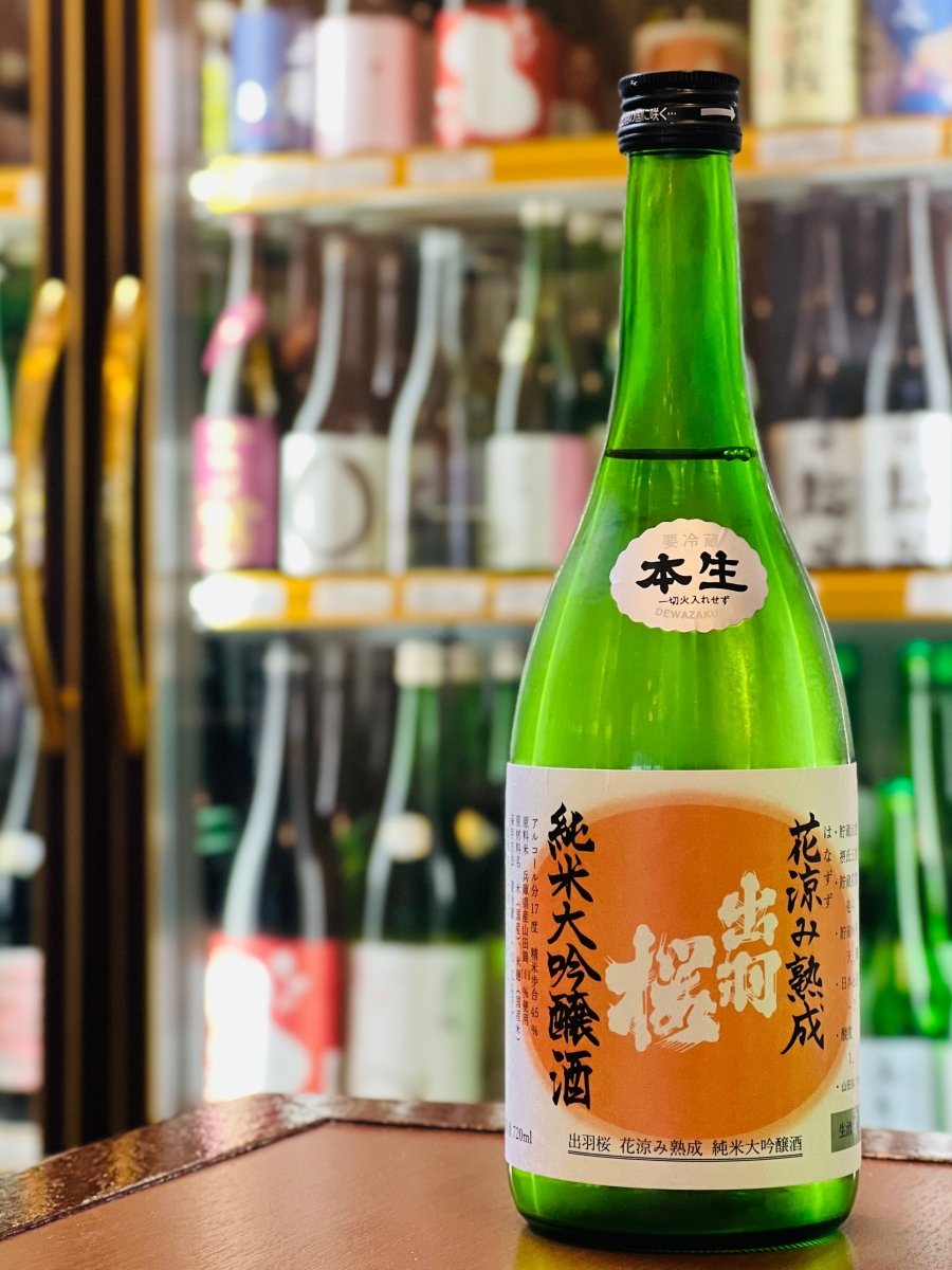 出羽桜 花涼み 熟成純米大吟醸 生原酒 ボトル正面 山形県 出羽桜酒造。上品な旨味と甘み、程よい熟成の香りと円やかさが特徴の日本酒。