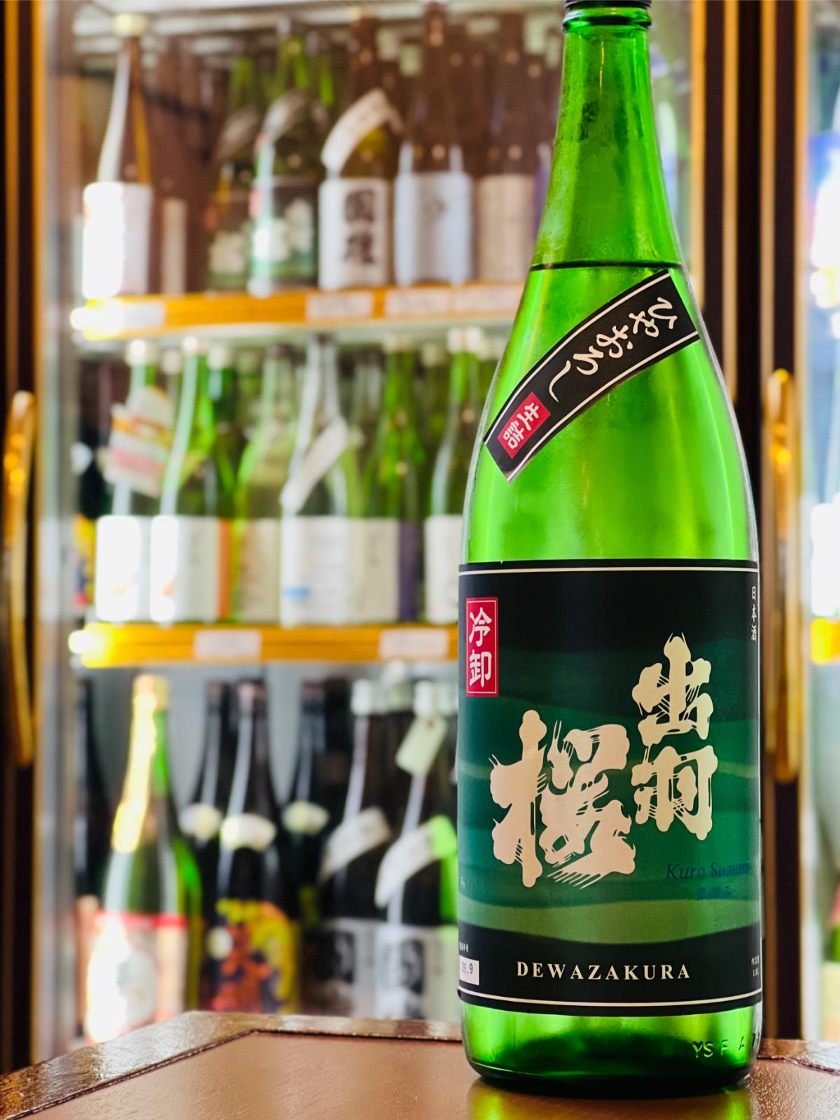 出羽桜 冷卸 蔵涼み 1800ml。山形県・出羽桜酒造の秋限定酒で、冬に仕込んだ酒を火入れ後に蔵でじっくり熟成し、二度目の火入れをせず生詰めしたひやおろし。円やかに整った旨味とやさしい口当たりを楽しめる。コスパに優れた一升瓶サイズ。