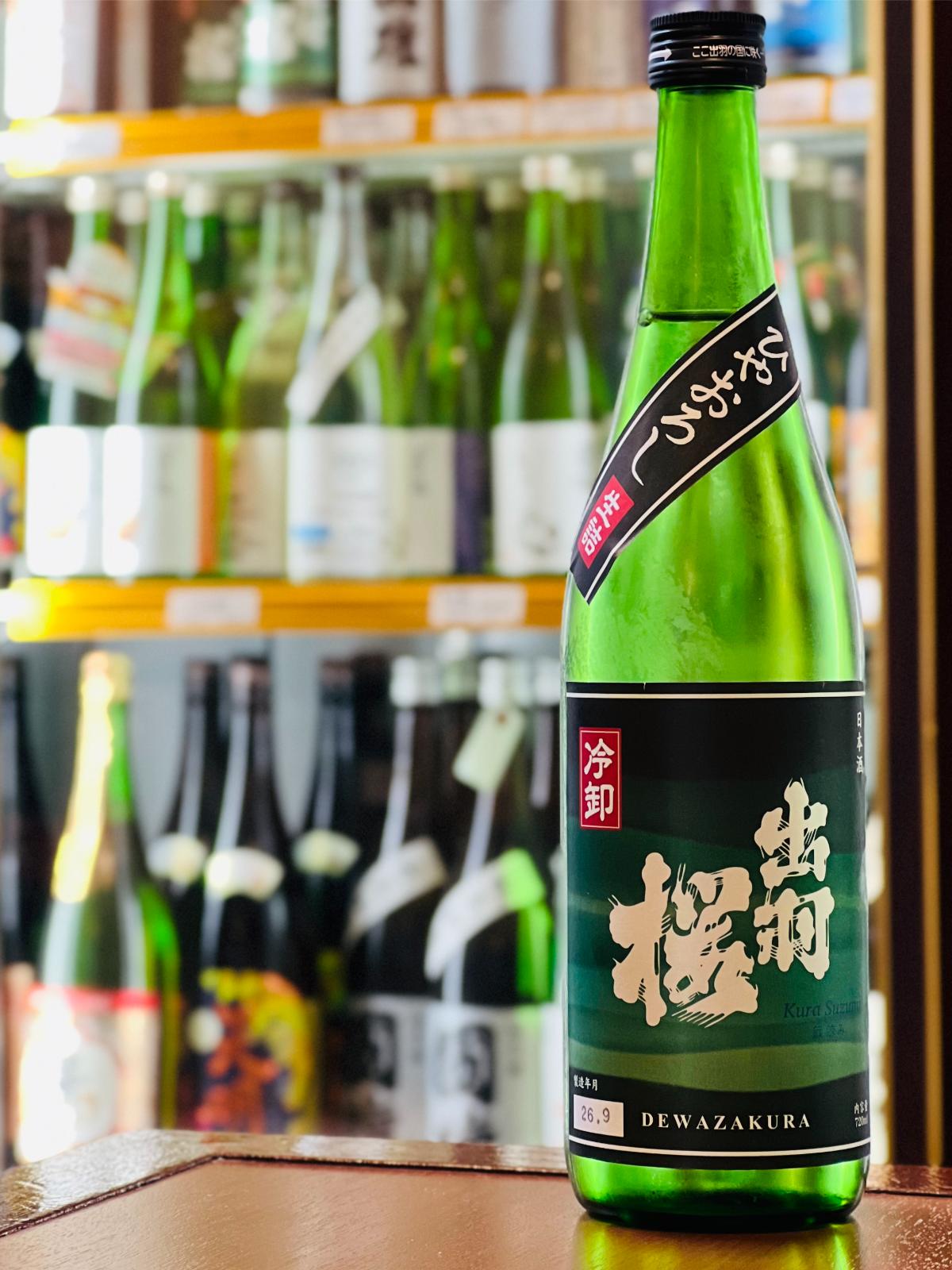 出羽桜 冷卸 蔵涼み 720ml。山形県・出羽桜酒造が手がける9月限定のひやおろし。国産米を65％精米で仕込み、春に一度火入れして夏を越えて熟成させた生詰酒で、なめらかで優しい飲み口を冷酒からお燗まで幅広く楽しめる。自宅で楽しめる四合瓶サイズ。