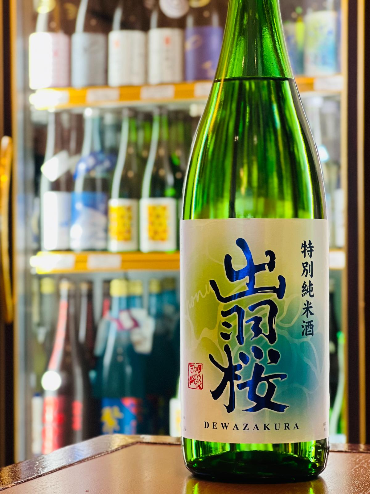 出羽桜 特別純米 HONU 1800ml。幸福や繁栄の象徴とされるウミガメ「honu」をモチーフにした、やさしい酸と旨味が調和する癒し系の特別純米酒。よく冷やして爽やかに、人肌燗でふくらむ旨味も楽しめる。コスパ良い一升瓶サイズ。