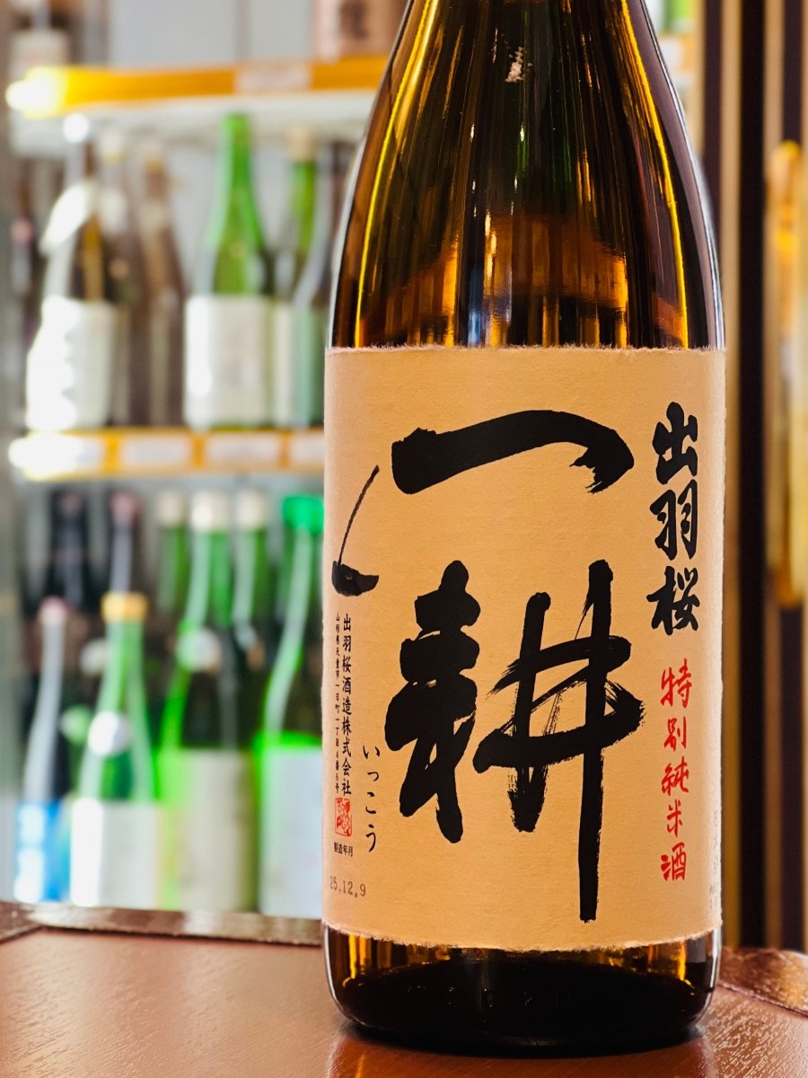 出羽桜酒造の定番「特別純米酒 一耕」1800mlの一升瓶。精米歩合55％まで磨き上げられた山形県産米の豊かな味わいと、爽やかな酸味のバランスが抜群の食中酒です。常温ではお米の迫力ある旨味を、お燗にするとさらに円やかに伸びる味わいの変化を楽しめます。鶏の味噌焼きや牛すじ煮込みなど、味の濃いおつまみともがっぷり四つに組み合う、日常酒の鑑とも言える1本です。