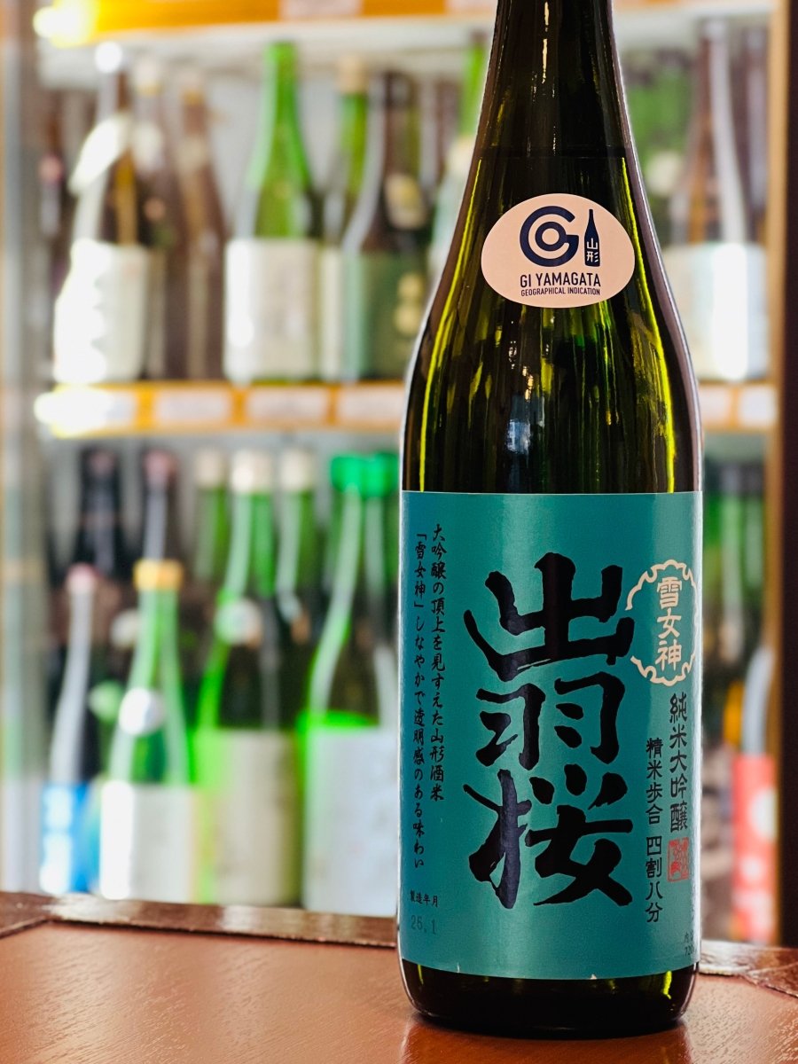山形・出羽桜酒造の「純米大吟醸 雪女神 四割八分」720ml。落ち着いた水色のラベルに、山形県が開発した高級酒専用米「雪女神」の名が記されたボトルです。バナナやカスタードクリームを思わせる上品な香りと、洋梨のようなジューシーな余韻が魅力。極めて滑らかで、しなやかかつ透明感のある味わいは、銀だら西京焼きやつぶ貝の煮付けなど、上質な和食に寄り添う「お値段以上」の高品質な1本です。 
