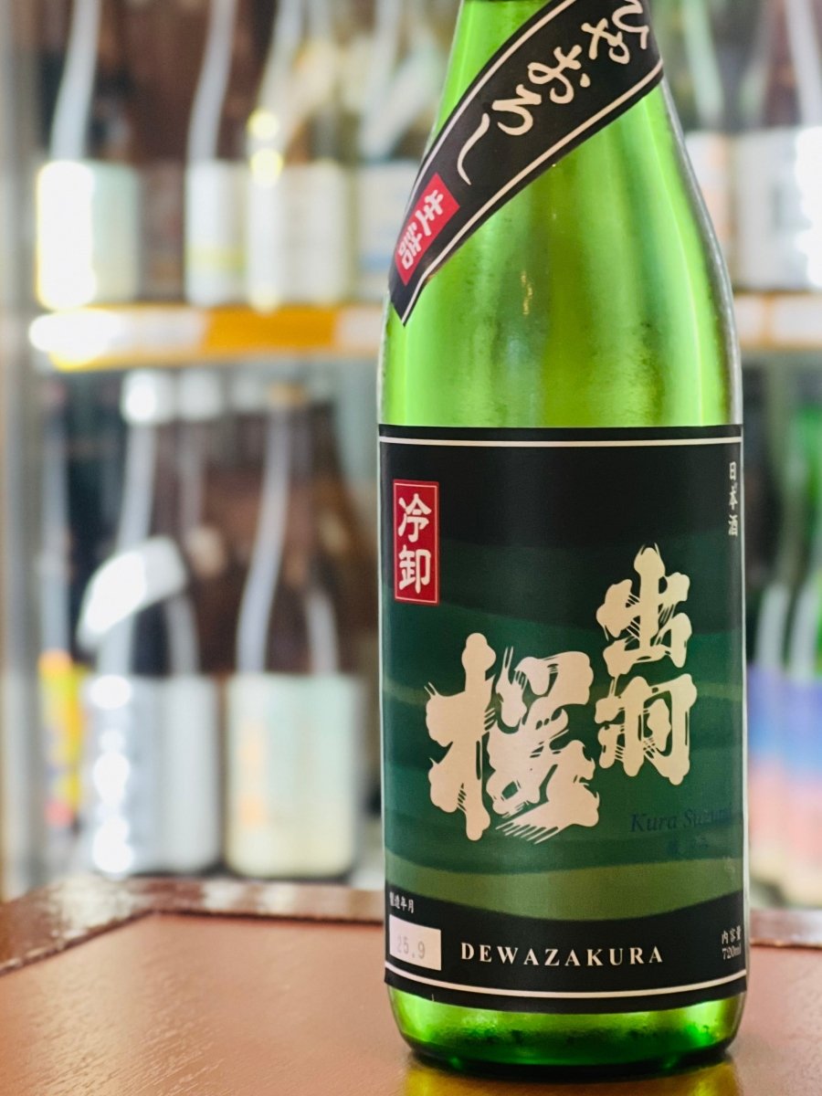 山形・出羽桜酒造の秋限定酒「出羽桜 蔵涼み（くらすずみ）ひやおろし」720mlボトル。冬に搾った原酒をひと夏熟成させ、瓶詰め前の2度目の火入れを行わない「生詰」で仕上げた特別本醸造です。ほのかに漂うカラメルのような熟成香と、ひっかかりゼロの「さらさら・つるつる」とした滑らかな口当たりが特徴。銀杏やあゆの塩焼きなど、秋の味覚に寄り添う「鬼コスパ」な四合瓶サイズです。