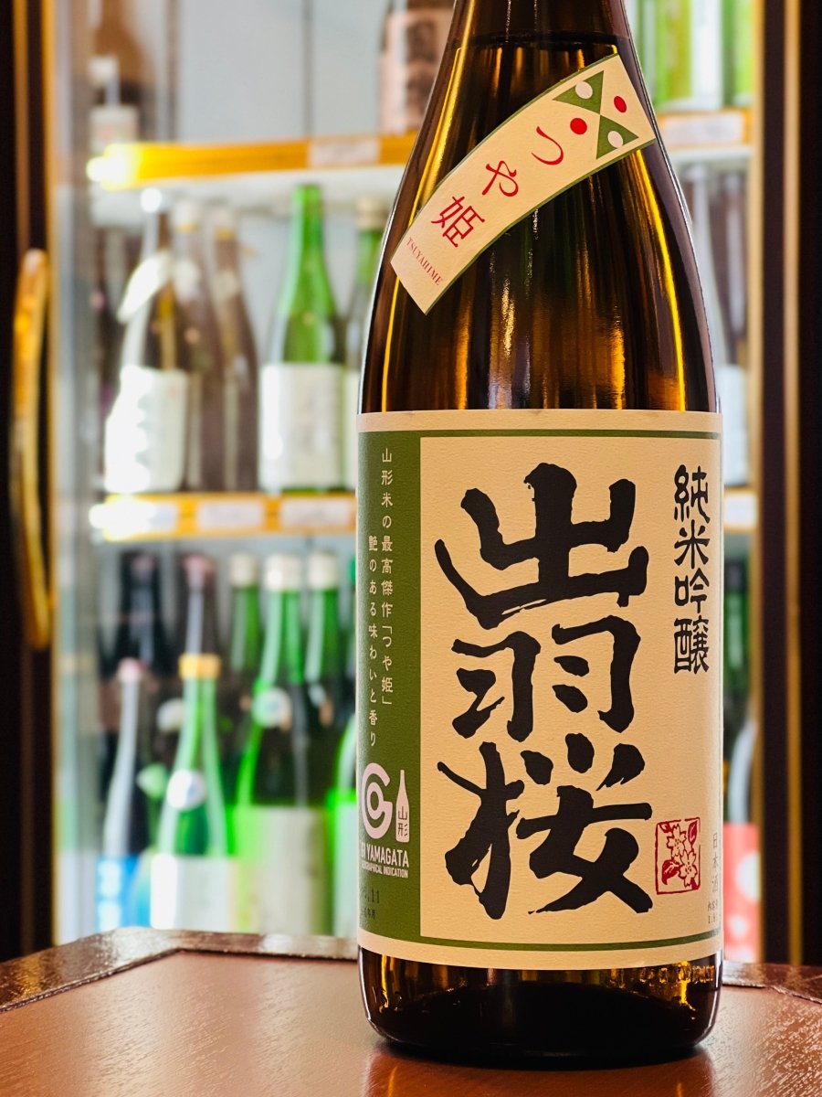 出羽桜酒造の「純米吟醸 つや姫」1800mlの一升瓶。精米歩合50％まで磨き上げられた「つや姫」由来の、艶のある香りと上品な甘みが楽しめます。GI山形の認定マークが品質を保証し、洋梨のようなフルーティーさと爽快なキレが共存。すき焼きや焼き鳥（タレ）など、少し濃いめの味付けの料理に優しく寄り添う、出羽桜らしい柔らかで軽快な飲み心地の素晴らしい食中酒です。