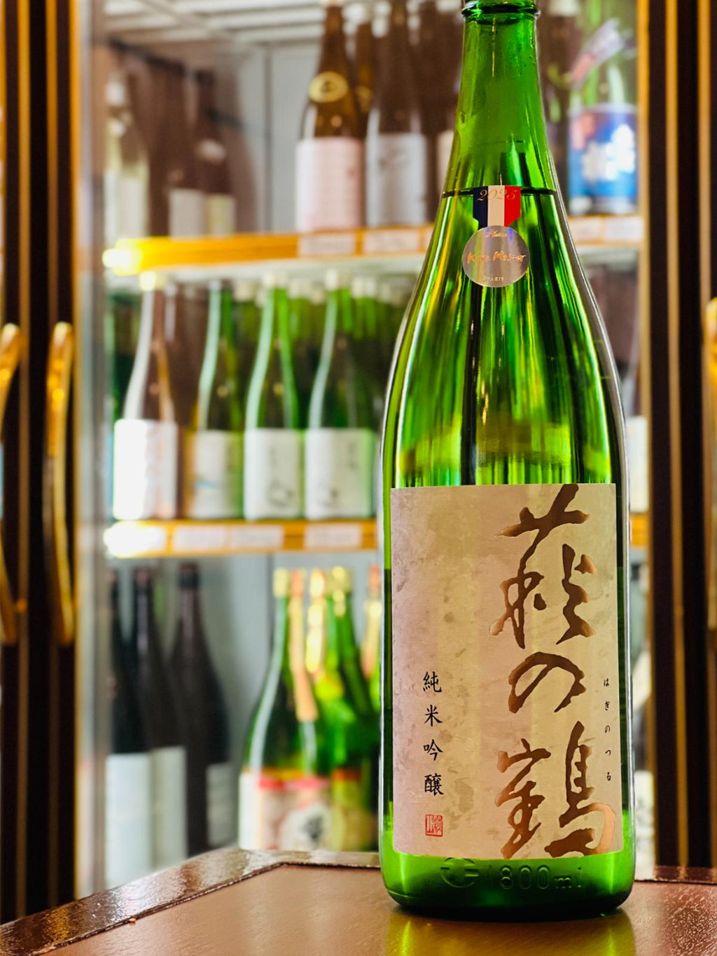 萩の鶴 純米吟醸 1800ml。宮城県栗原市・萩野酒造が美山錦を100％使用し、48％まで磨いて醸す純米吟醸。熟した果実を思わせる華やかな香りと、やわらかな米の甘味、宮城らしいすっきりしたキレを楽しめる。コスパに優れた一升瓶サイズ。