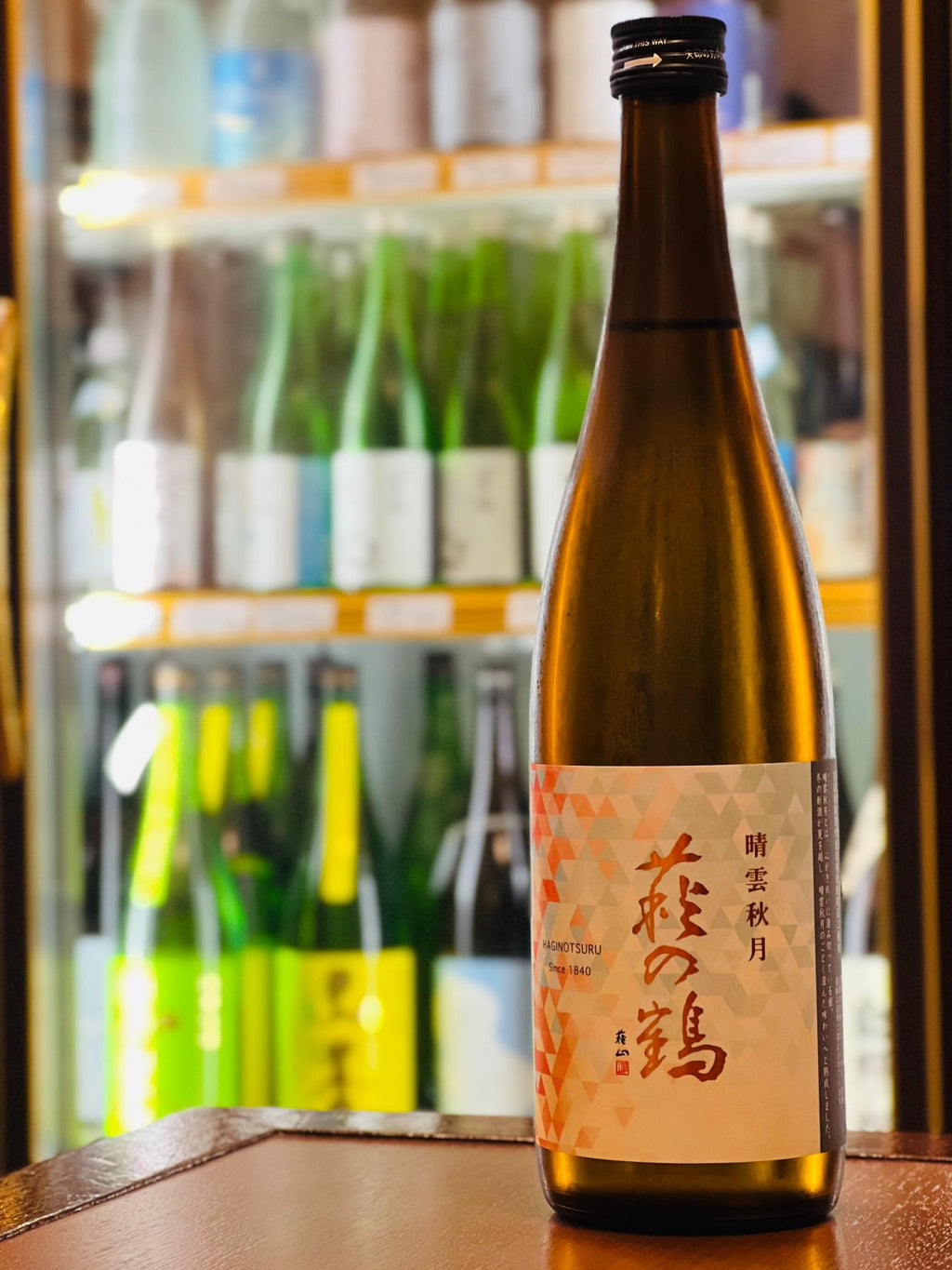 萩の鶴 晴雲秋月 720ml。宮城県栗原市・萩野酒造が手がける秋季限定酒。蔵内で穏やかに熟成させ、穏やかな香りとやさしい酸味、すっきりとしながら柔らかな飲み口に仕上げた一本。秋の味覚と合わせ、冷酒・常温・ぬる燗まで楽しめる。自宅で楽しめる四合瓶サイズ。