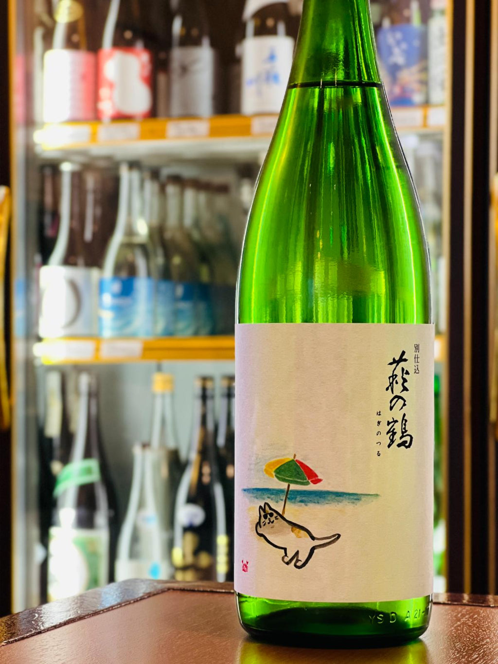 萩の鶴 別仕込 真夏の猫 1800ml。華やかな香りと軽快な甘旨味、シャープな後口が魅力の、夏季限定純米吟醸。コスパの良い大容量一升瓶。
