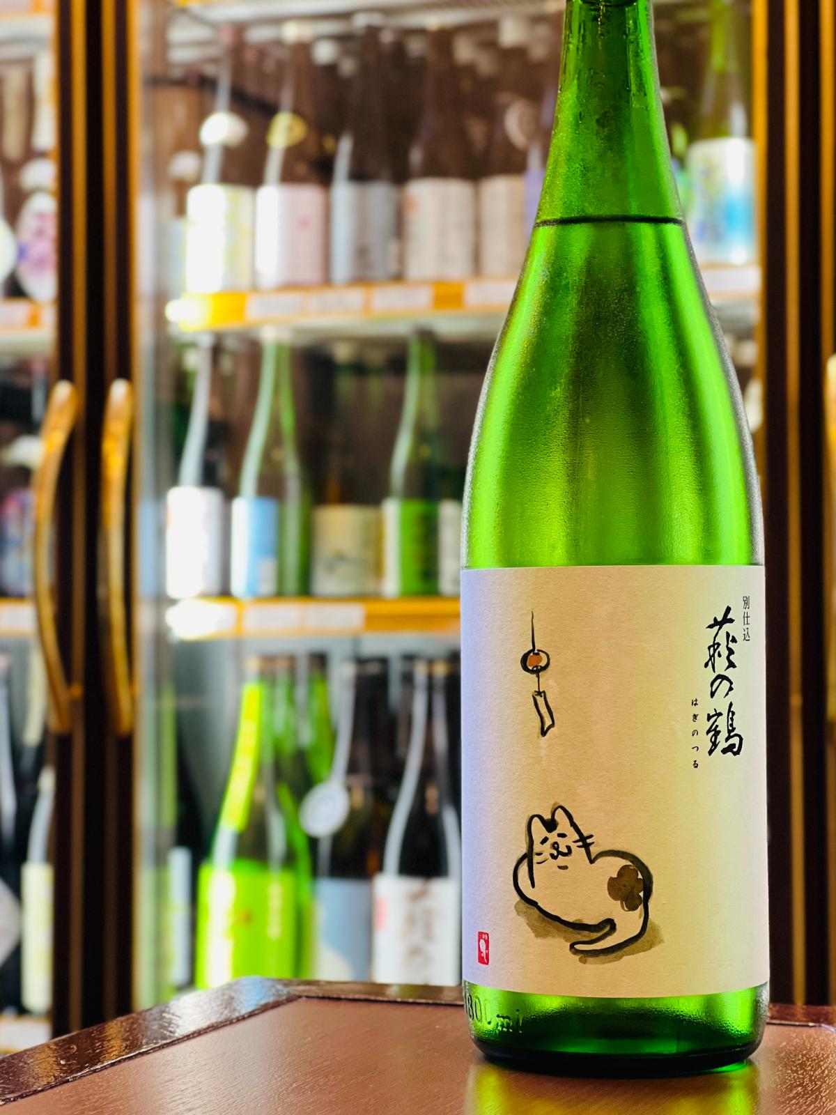 “ねこと日本酒が好きな人はみんないい人です”というコンセプトで愛される、萩野酒造の「夕涼み猫」1800ml。「さらさら・シャバシャバ」と水のように飲める軽快な口当たりの中に、カボスのような果実感がほんのりと広がります。柔らかで幅のある味わいは、タルタルフィッシュ・アンド・チップスといった洋食とも相性抜群。夏の夕暮れに、大切な人とゆったりとした時間を楽しむのに最適な一升瓶。
