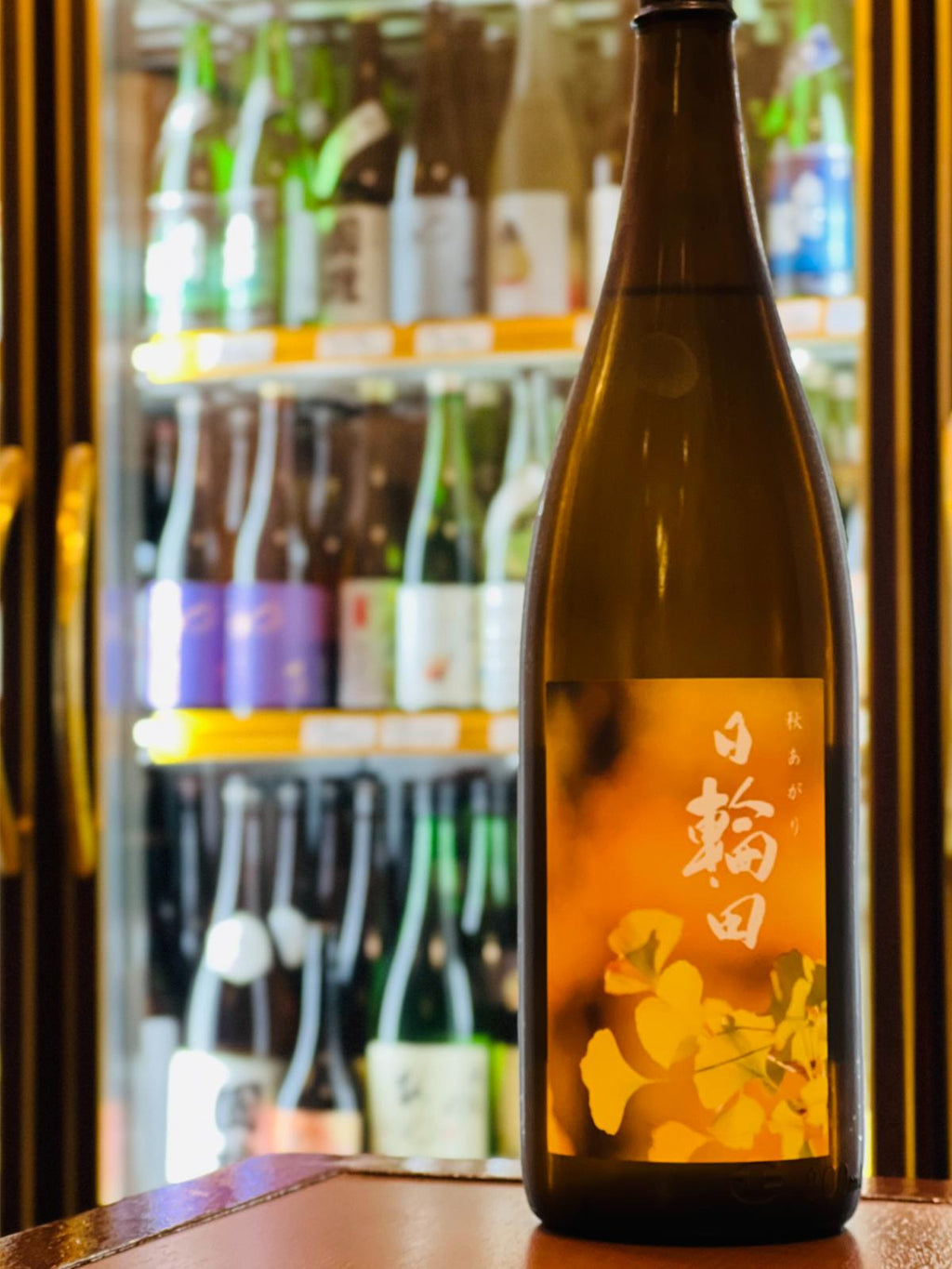 日輪田 きもと純米酒 秋あがり いちょう 1800ml。宮城県栗原市・萩野酒造が手がける、酒米「吟のいろは」を使用した生酛仕込みの純米酒。秋らしいやわらかな飲み頃を迎えた芳醇辛口で、冷酒から燗まで楽しめる味わい。いちょうを描いた秋らしいラベルが特徴。コスパに優れた一升瓶サイズ。