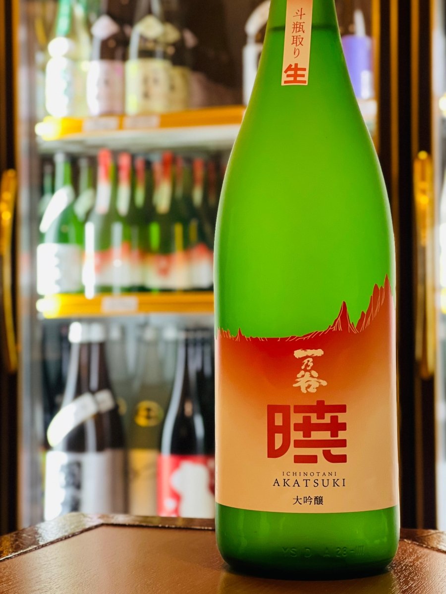 福井の銘酒「一乃谷 暁（あかつき）大吟醸 斗瓶中取り 無濾過生原酒」の1800ml一升瓶。圧力をかけない袋吊りによって雑味を抑えた、透明感あふれる滑らかな喉越しと、シナモンのような甘い余韻を堪能できる逸品です。アルコール度数17度の力強い骨格がありながら、喉を通すとスッと消えるキレの良さが魅力。焼肉やすき焼きなど、濃い味の肉料理とも相性抜群で、お正月や集まりの席を華やかに彩る大容量ボトルです。