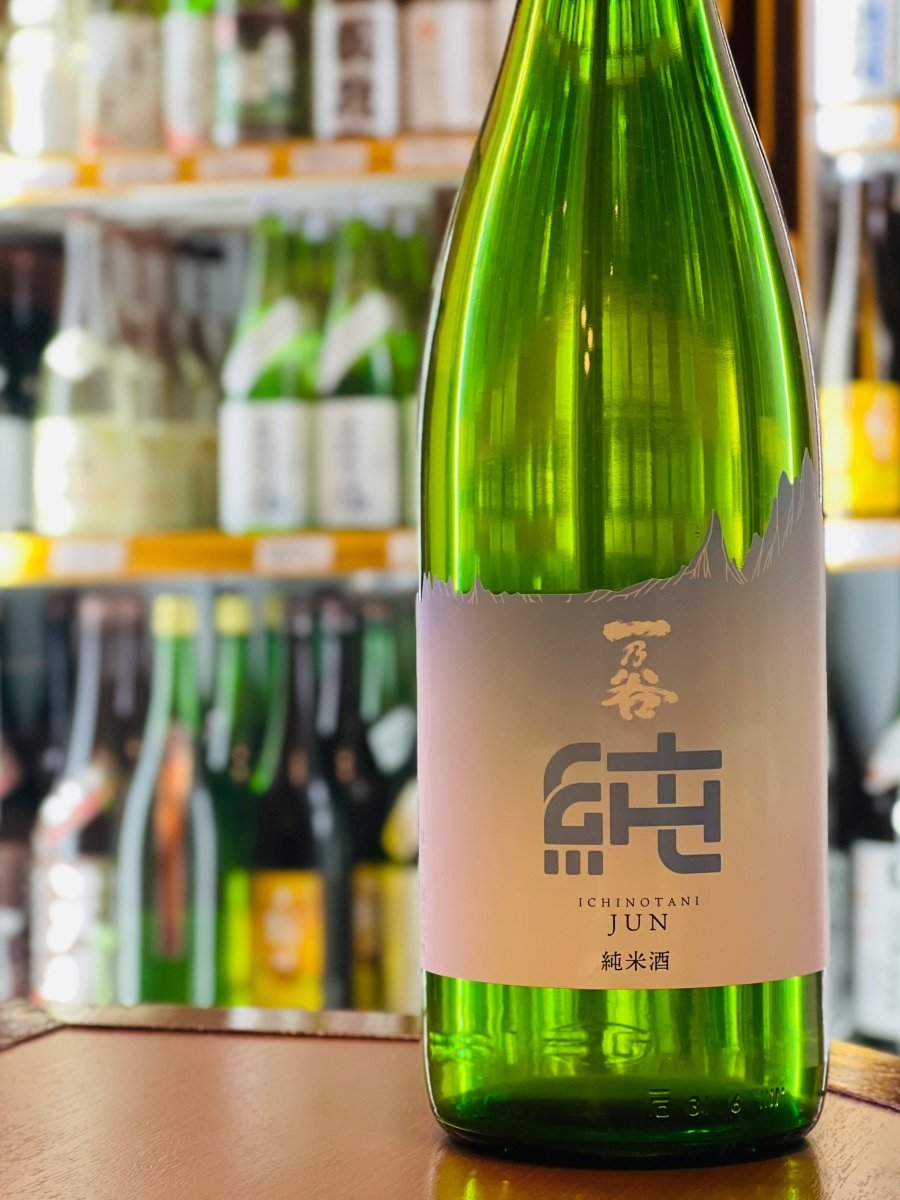宇野酒造場を代表する「一乃谷 純米酒 純」1800mlの一升瓶。精米歩合55％の五百万石で醸された、驚くほどコストパフォーマンスの高い逸品です。お燗にすると全体のバランスが整い、さらに「ふわふわ」と柔らかな飲み口に変化します。里芋の煮物や甘えびの刺身など、素材の味を活かしたおつまみと絶妙に調和する、日常酒の鑑とも言える1本です。