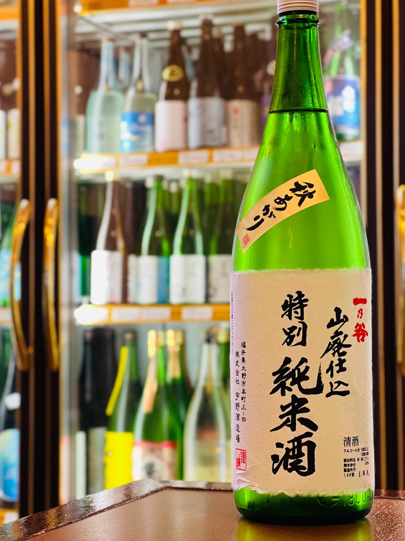 一乃谷 山廃仕込 特別純米酒 秋上がり 1800ml。福井県大野市・宇野酒造場が五百万石を使って醸す秋限定の特別純米酒。春に火入れしてひと夏じっくり熟成させ、旨味の乗ったまろやかな味わいを楽しめる。コスパに優れた一升瓶サイズ。