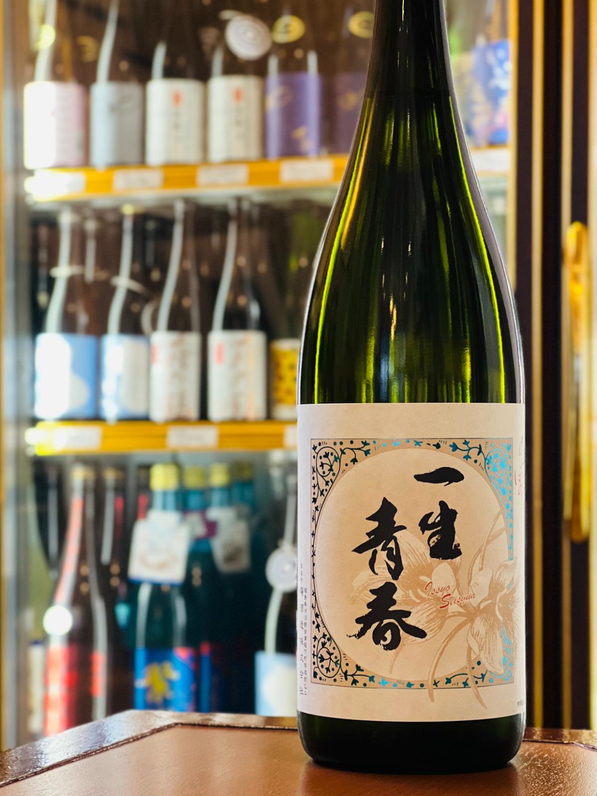 一生青春 純米酒 1800ml。福島・曙酒造の別ブランド「一生青春」の看板純米酒。派手さよりも透明感と優しい旨味・甘みを大切にした味わいで、和風おせち、肉じゃが、すき焼き、ぶり大根など、旨味のある和食に寄り添う。コスパ良い一升瓶サイズ。