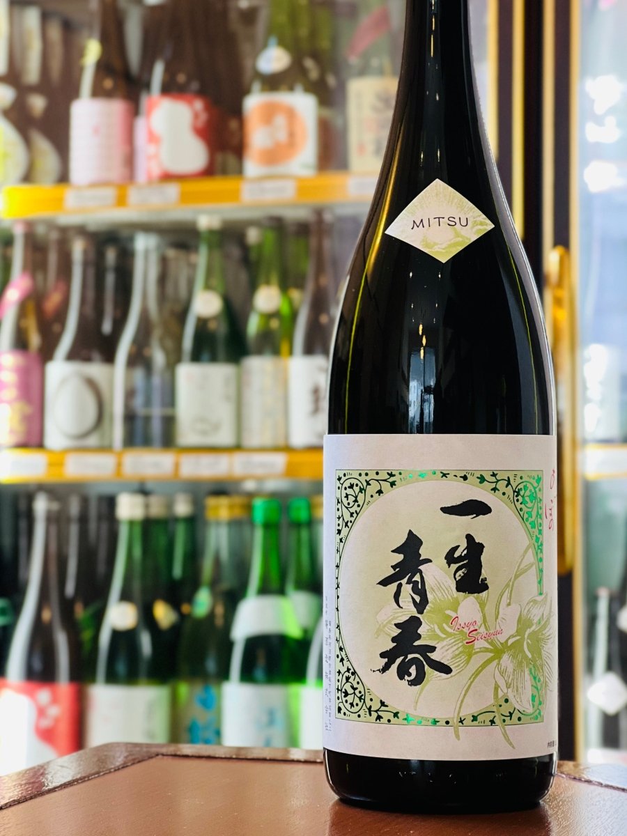 一生青春 光 MITSU 1800mlの外観 正面ラベルと一升瓶サイズ。コスパ良い大容量サイズ。
