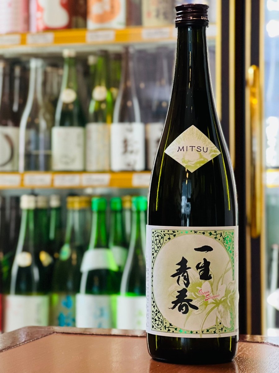 一生青春 光 MITSU 720mlの外観 正面ラベルとボトル全体。ご自宅用の飲みきりサイズ。