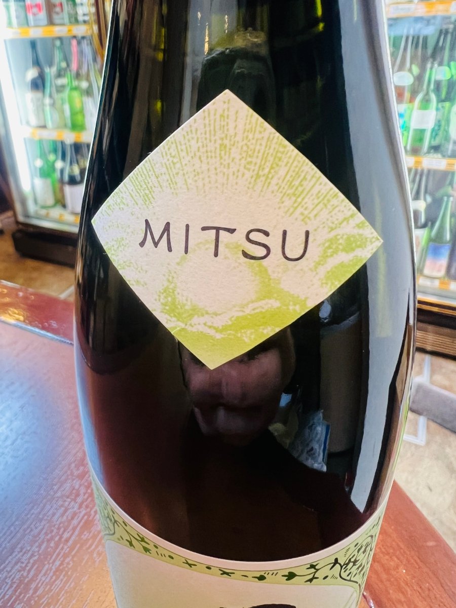 一生青春 光 MITSUの首部分ラベル「MITSU」シールのクローズアップ