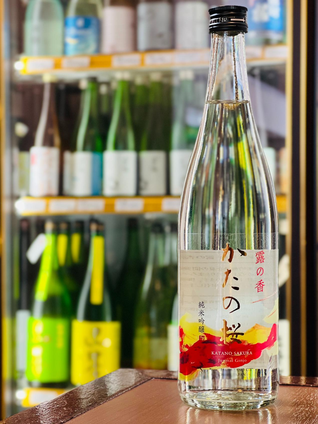 かたの桜 純米吟醸 露の香 720ml。大阪府交野市・山野酒造が五百万石を使用して醸す秋限定の純米吟醸。春に搾った酒をひと夏熟成させ、丸みのあるまろやかな口当たりと奥行きのある味わい。自宅で楽しめる四合瓶サイズ。