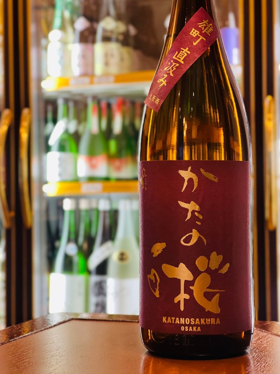 「かたの桜 特別純米 雄町 直汲み生」のたっぷり楽しめる1800ml。雄町らしいふくよかな米の旨味と濃醇な味わいに、グレープフルーツのような爽やかな酸と心地よいチリチリ感がアクセントを添える重層的な一本です。インパクトがありながら後切れの良さは秀逸。豚の角煮や焼き鳥（レバー）、みそ鍋など、味の濃い料理を囲む賑やかな宴席や、じっくり腰を据えて晩酌を堪能したい方に相応しい大容量サイズです。