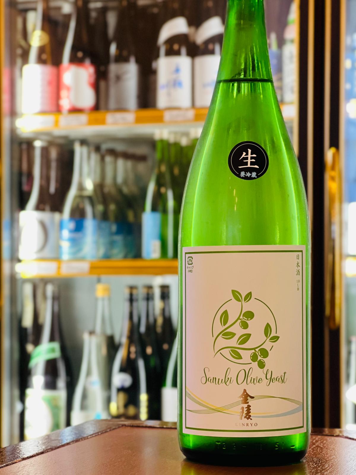 金陵 オリーブ酵母 純米吟醸無濾過生原酒 1800ml。さぬきオリーブ酵母を用いて醸造。マスカットを思わせる香りと、爽やかな酸味、甘酸っぱくトロピカルな味わいと無濾過生原酒らしいフレッシュで力強い刺激。みんなで楽しみやすい大容量一升瓶。