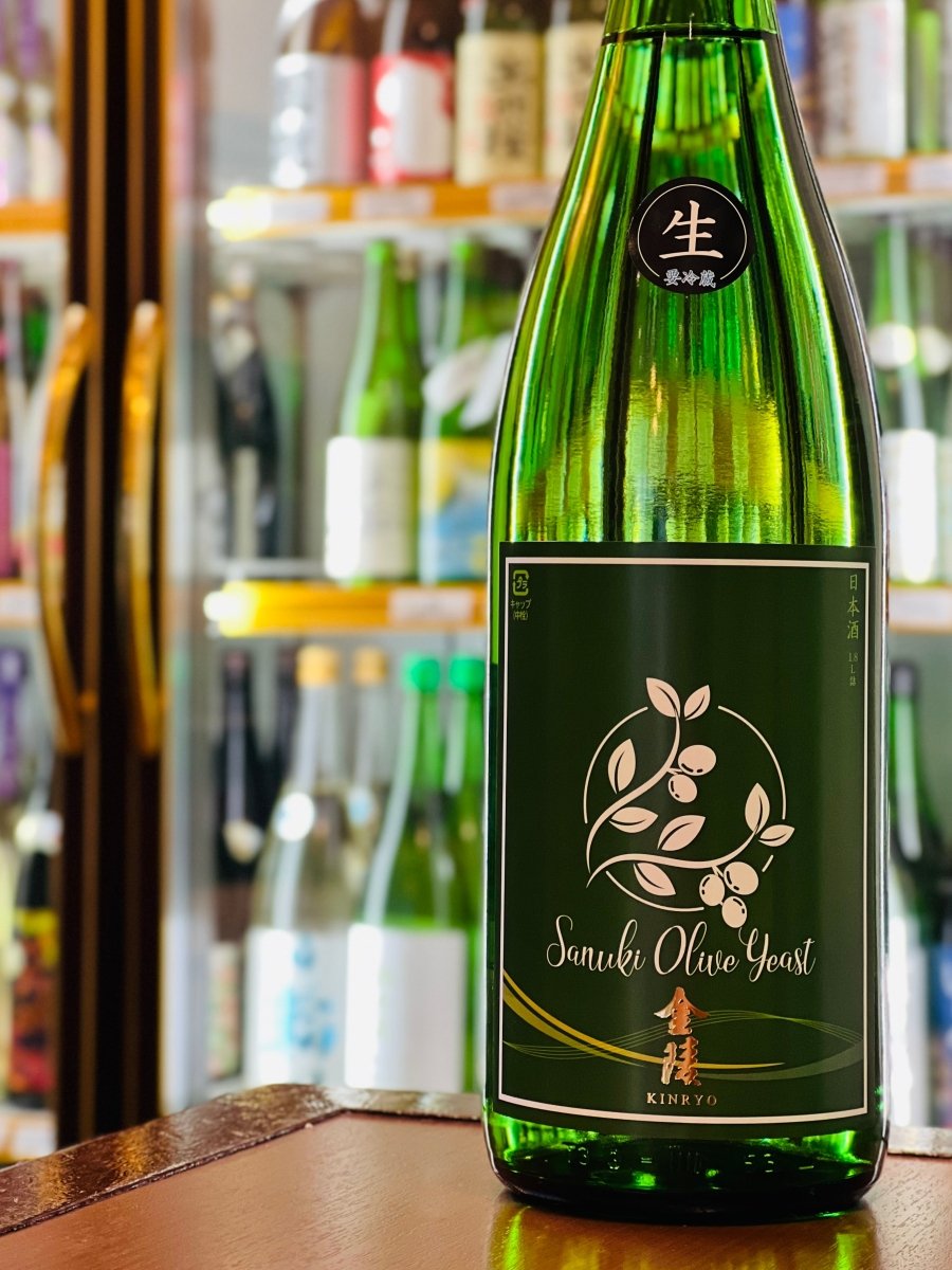 金陵 オリーブ酵母 純米 無濾過生原酒 1800ml。一升瓶サイズのオリーブ酵母仕込み生原酒。爽やかな柑橘系のニュアンスと程よい酸が特徴で、仲間との食事や飲食店利用にも映える存在感ある一本。
