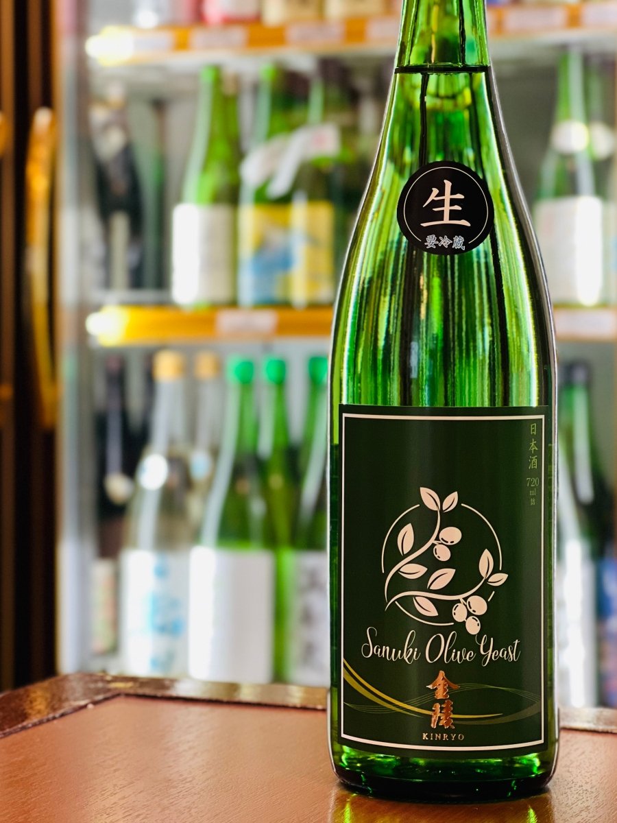 金陵 オリーブ酵母 純米 無濾過生原酒 720ml。深いグリーンラベルとオリーブモチーフが印象的な香川・西野金陵の限定生酒。甘酸っぱく爽やかな味わいと軽快な酸が楽しめる、食卓向けの飲みやすい一本。