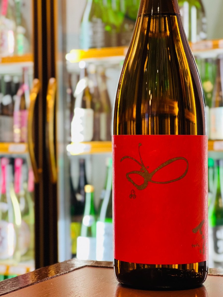 国権酒造の「純米辛口 紅てふ」の一升瓶。大看板「てふ」の辛口低精米バージョンとして開発された、お値段以上のクオリティを誇る一本です。低精米ならではの豊かな米感がありつつも、喉ごしはやわらか。穴子天やアワビの刺身、海鮮鍋など、一癖あるおつまみから淡白な料理まで幅広く寄り添います。赤いラベルに舞う金の蝶が、食卓を華やかに彩る大定番の高級酒です。