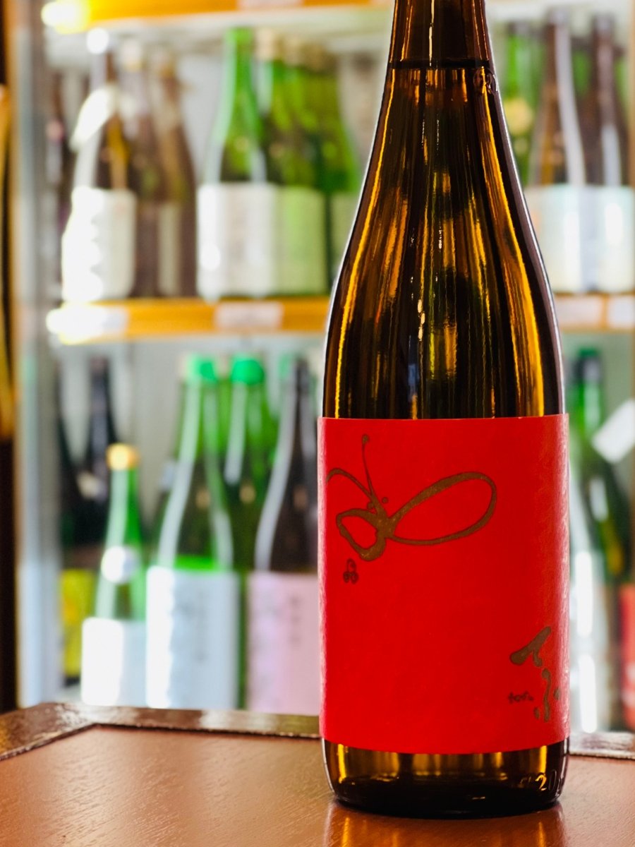 福島・国権酒造の「純米辛口 紅てふ（あかてふ）」720ml。鮮やかな赤地のラベルに、金の蝶が優雅に描かれた印象的なボトルです。福島県産「夢の香」を精米歩合80％で仕込み、お米の滋味深さを残しながらも、超軟水仕込みによる「ふわふわ・さらり」とした柔らかな口当たりを実現。林檎のような控えめな香りと、後から追いかけてくる優しい辛口のキレが心地よい、万能な食中酒です。