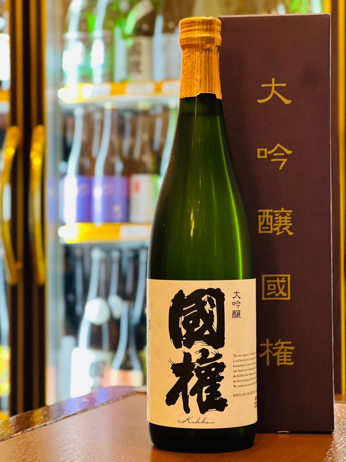 国権 大吟醸 720ml 専用箱付き。福島県南会津町・国権酒造が手がける、山田錦を35％まで磨いた大吟醸。アルコール17.2度、華やかな香りと比較的辛口で骨太な味わいが特徴。専用箱入りで贈答用にも適した四合瓶サイズ。