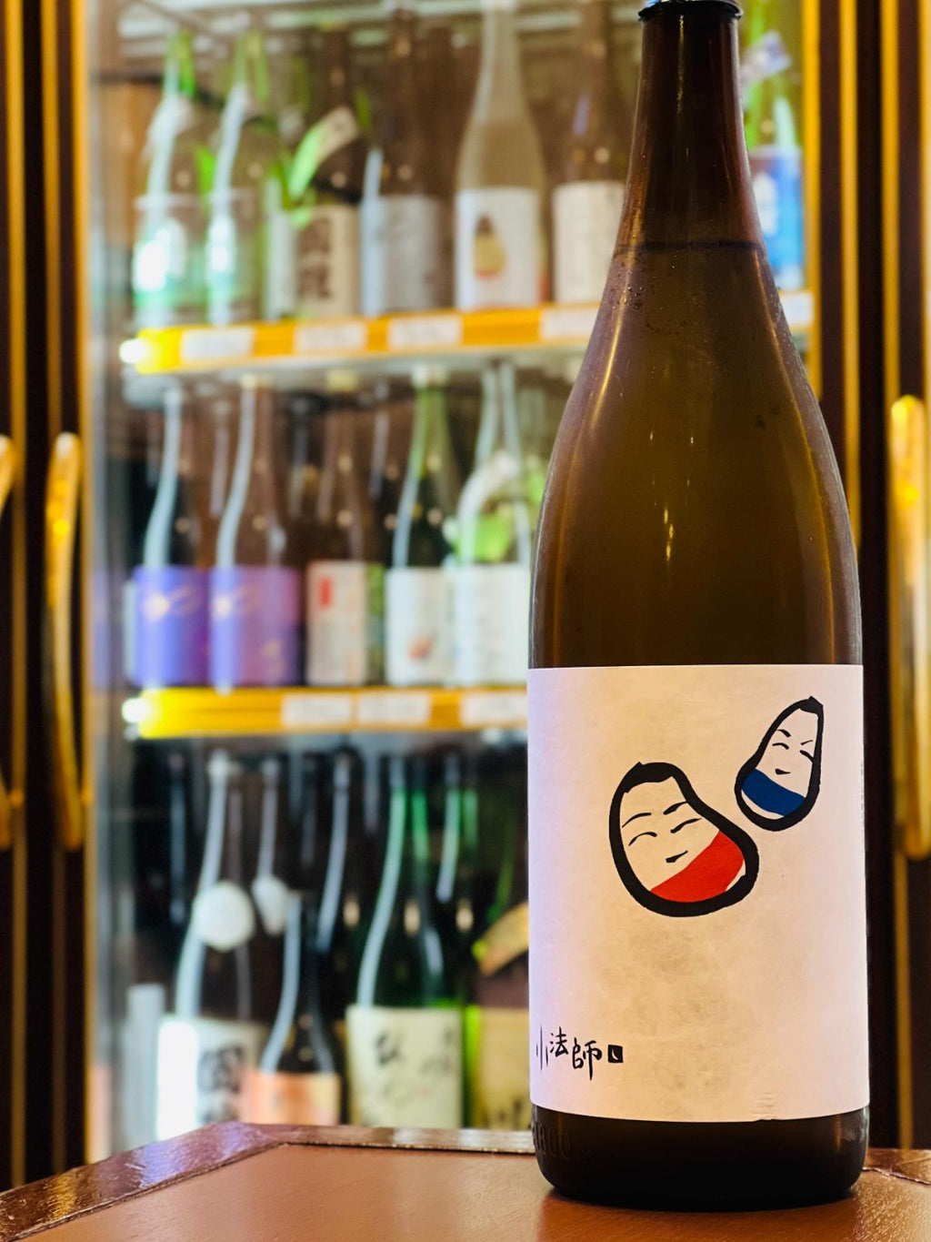 国権 本醸造 小法師 1800ml。福島県南会津町・国権酒造が手がける本醸造酒。麹米に山田錦、掛米に夢の香を使用し、精米歩合60％、アルコール15.5度。控えめで華やかな香りと、マイルドな甘み、すっきりと消える余韻が特徴。コスパに優れた一升瓶サイズ。