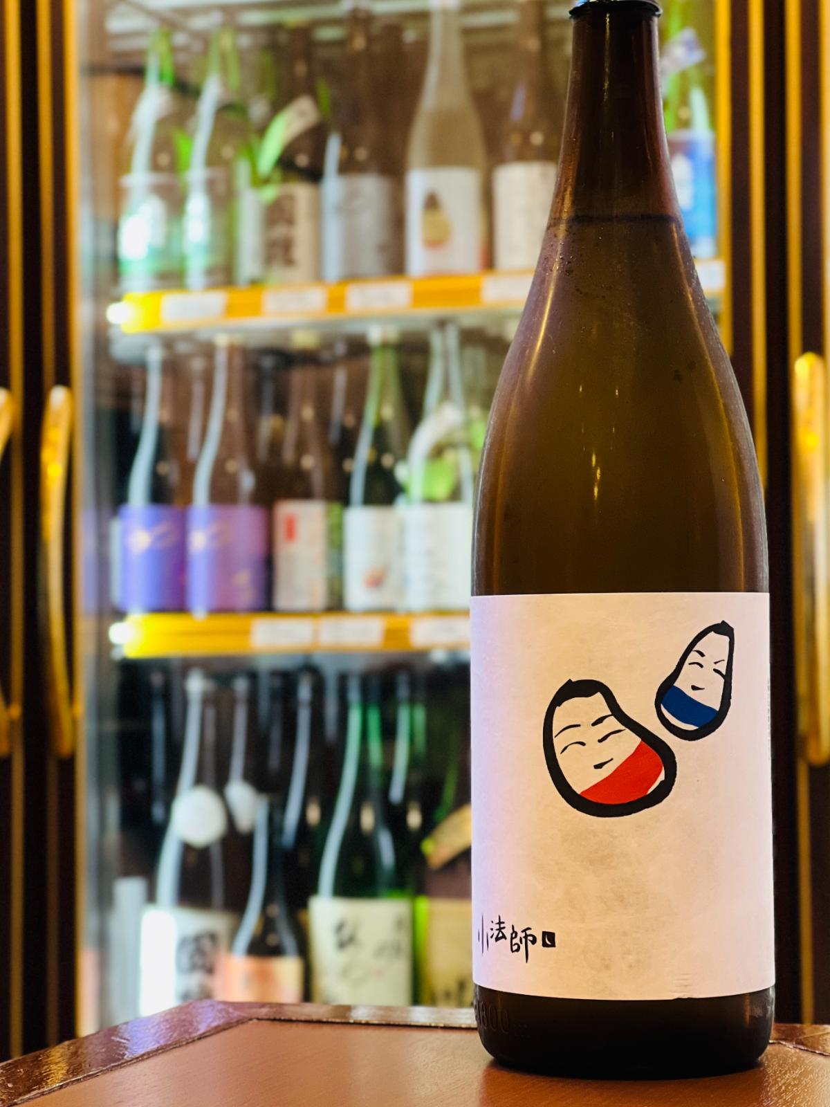 国権 本醸造 小法師 1800ml。福島県南会津町・国権酒造が手がける本醸造酒。麹米に山田錦、掛米に夢の香を使用し、精米歩合60％、アルコール15.5度。控えめで華やかな香りと、マイルドな甘み、すっきりと消える余韻が特徴。コスパに優れた一升瓶サイズ。