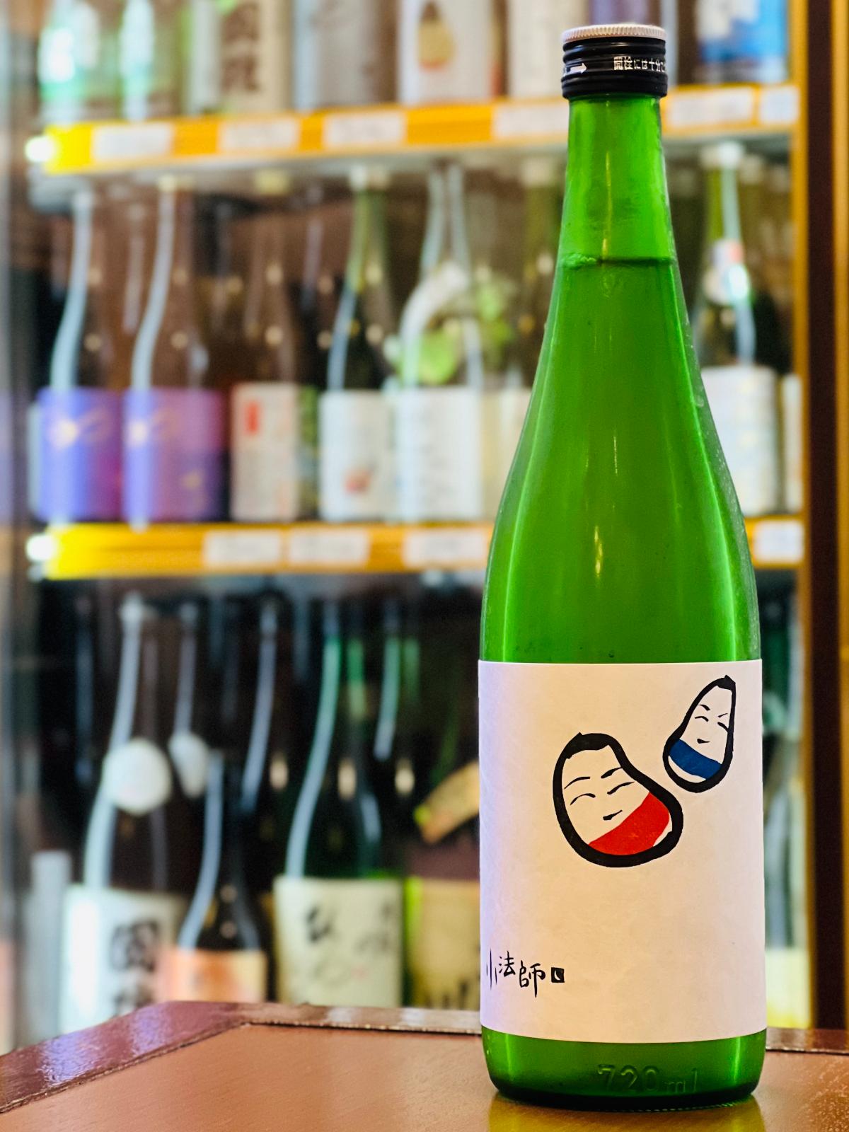 国権 本醸造 小法師 720ml。福島県南会津町・国権酒造が手がける本醸造酒。麹米に山田錦、掛米に夢の香を使用し、精米歩合60％、アルコール15.5度。控えめで華やかな香りと、マイルドな甘み、すっきりと消える余韻が特徴。自宅で楽しめる四合瓶サイズ。