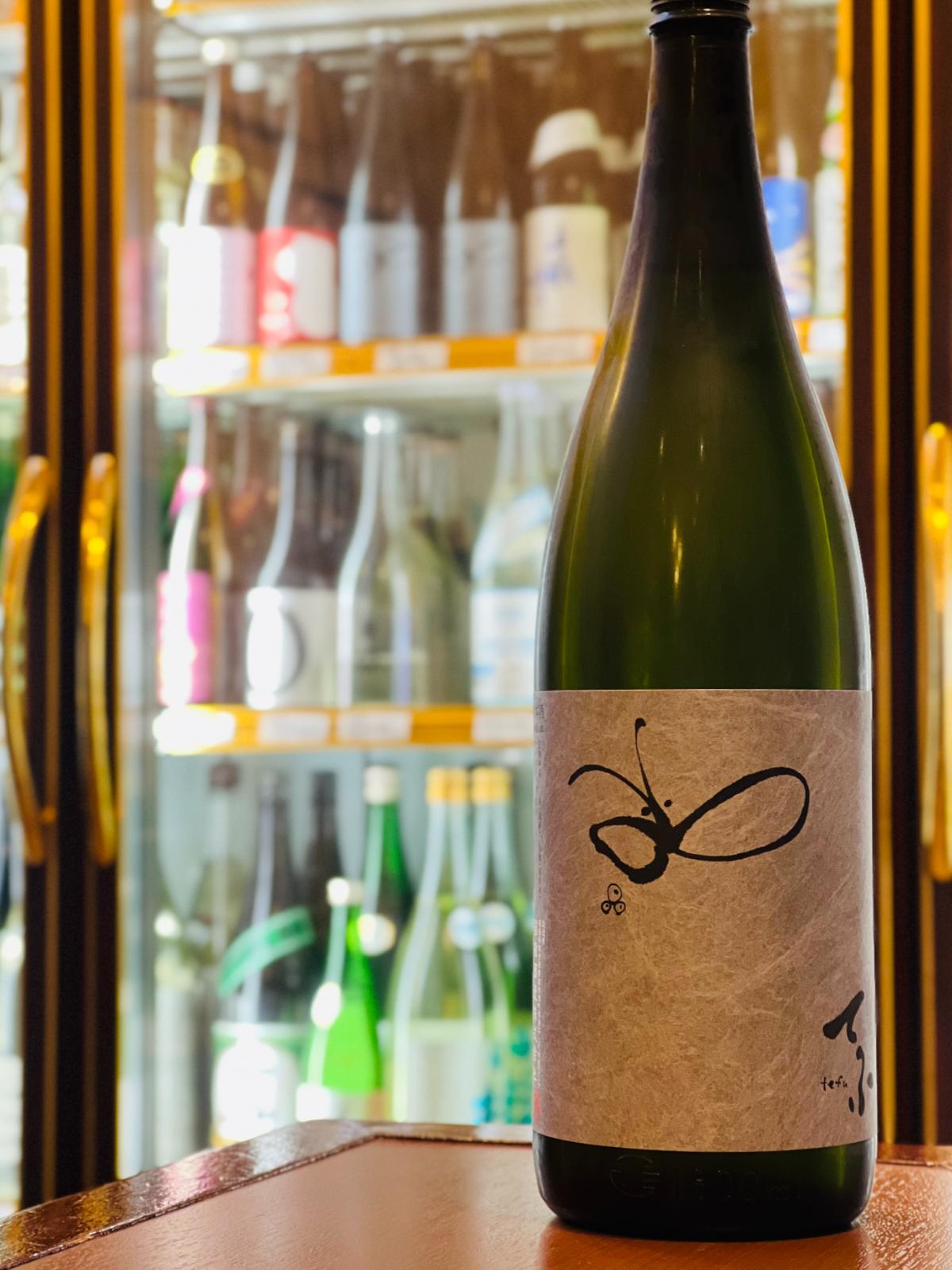 國権 純米大吟醸 てふ 1800ml。春限定の上品で柔らかな味わい。飲食店や複数人で楽しめるお得な一升瓶サイズ。