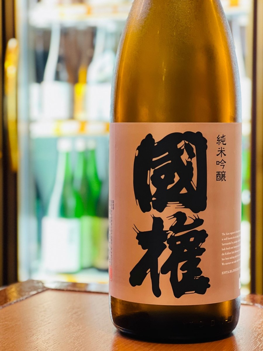 国権酒造の大定番「純米吟醸 銅ラベル」の一升瓶（1800ml）。日本酒度+2のキレの良さと、盃を重ねても飽きのこない柔らかな甘みのバランスが絶妙なコスパ抜群の純米吟醸です。クリアで穏やかな香りと、喉を通した後の綺麗なキレ味。肉じゃがや酒盗など、日々の食卓の料理にそっと寄り添う万能な食中酒です。