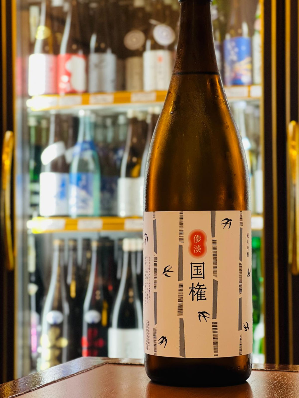 国権 純米吟醸原酒 スワローラベル 1800ml。軽やかなアルコール感と、ほどよい飲みごたえ、爽やかな香りが魅力の、みんなで涼やかに楽しみやすい夏酒。コスパ良い大容量の一升瓶。