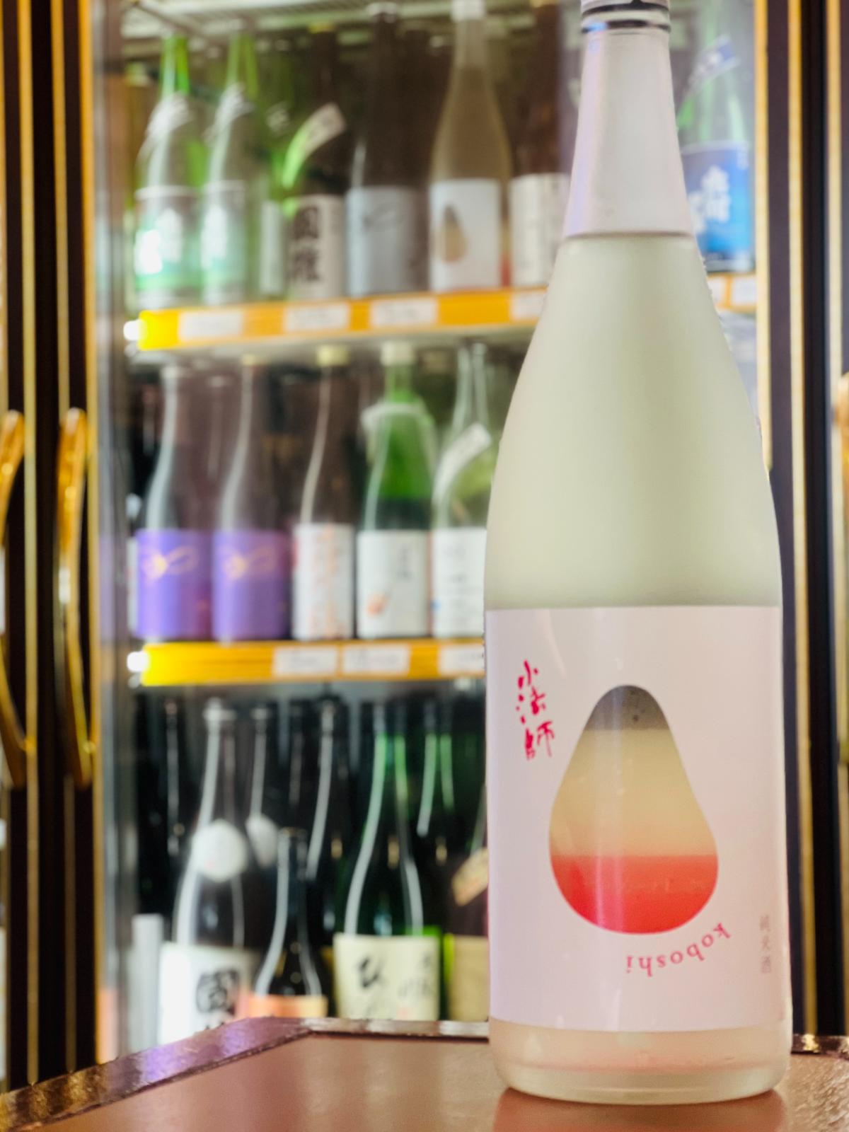 国権 純米酒 小法師 1800ml。福島県南会津町・国権酒造が手がける、南会津産の酒米「福乃香」を80％精米で使用し、山廃仕込みで醸した純米酒。精米歩合80％、アルコール15度。複雑な旨みがありながら飲みやすく、心地よい酸とやさしい甘みが特徴。コスパに優れた一升瓶サイズ。