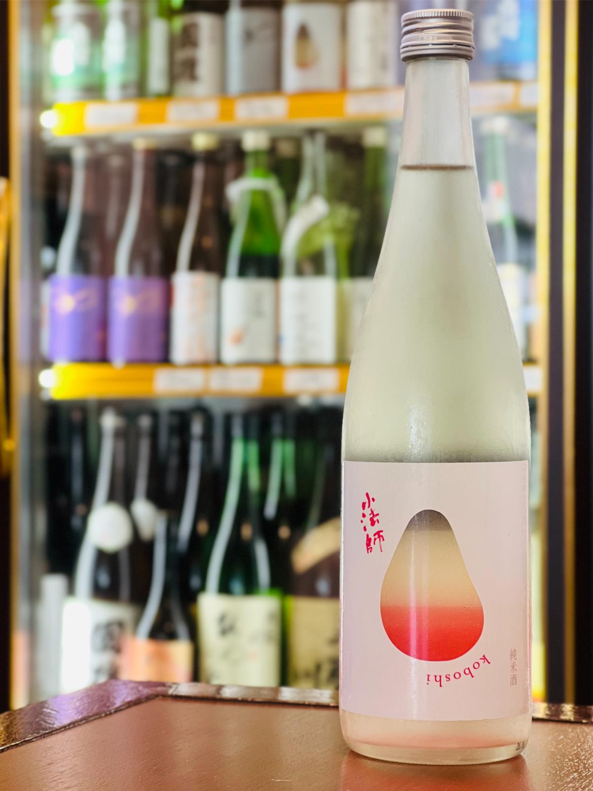 国権 純米酒 小法師 720ml。福島県南会津町・国権酒造が手がける、南会津産の酒米「福乃香」を80％精米で使用し、山廃仕込みで醸した純米酒。精米歩合80％、アルコール15度。複雑な旨みがありながら飲みやすく、心地よい酸とやさしい甘みが特徴。自宅で楽しめる四合瓶サイズ。