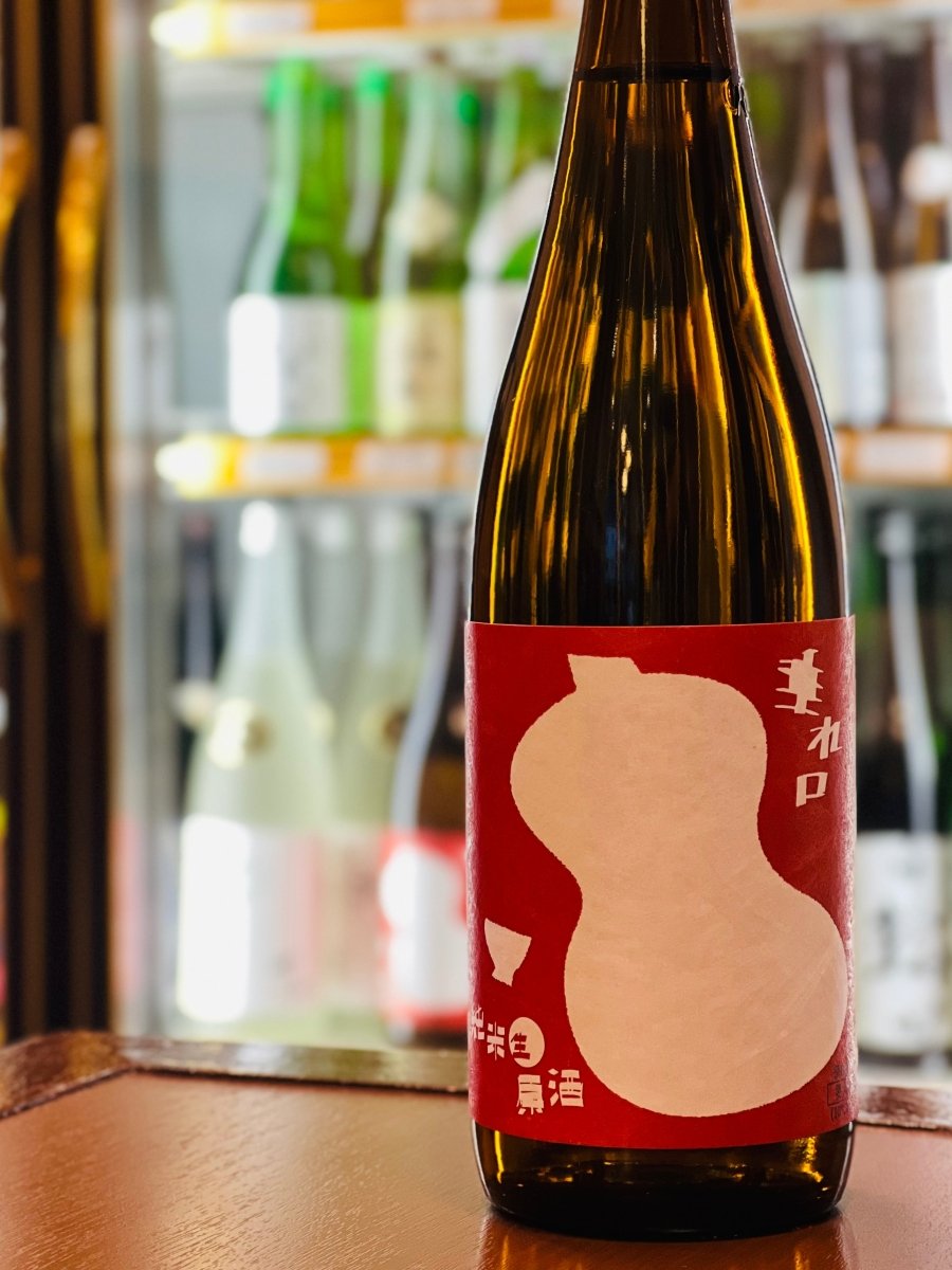 福島・国権酒造の季節限定酒「国権 純米生原酒 垂れ口」720ml。酒をしぼる機械から垂れてくる「ふなくち」そのままの風味を瓶詰めした、フレッシュで骨太なしぼりたて新酒です。カスタードクリームや柑橘を思わせる華やかな香りと、桃や洋梨のような瑞々しい甘みが特徴。ホタテバター焼きや鶏の唐揚げなど、存在感のある料理ともバランス良く楽しめる四合瓶サイズです。