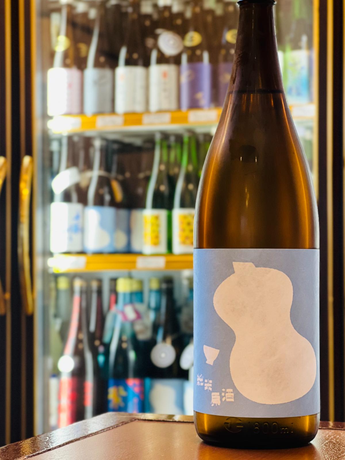国権 夏酒 純米原酒 1800ml。福島・南会津の気候風土を生かして造られる国権酒造の夏限定酒。ひょうたんを描いた涼しげなラベルと、純米原酒らしい旨味。食中酒としてみんなで楽しみやすいコスパに優れた一升瓶サイズ。