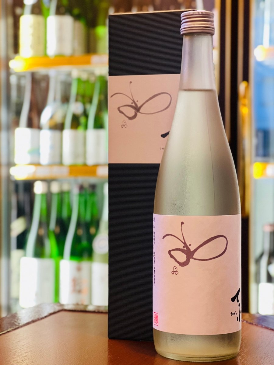 福島県・国権酒造「てふ 純米生貯蔵酒」箱付きパッケージ。淡い半透明瓶との白ラベルと同デザインのスタイリッシュな専用カートンに入っており、日本酒好きな方へのギフトや手土産にも最適です。