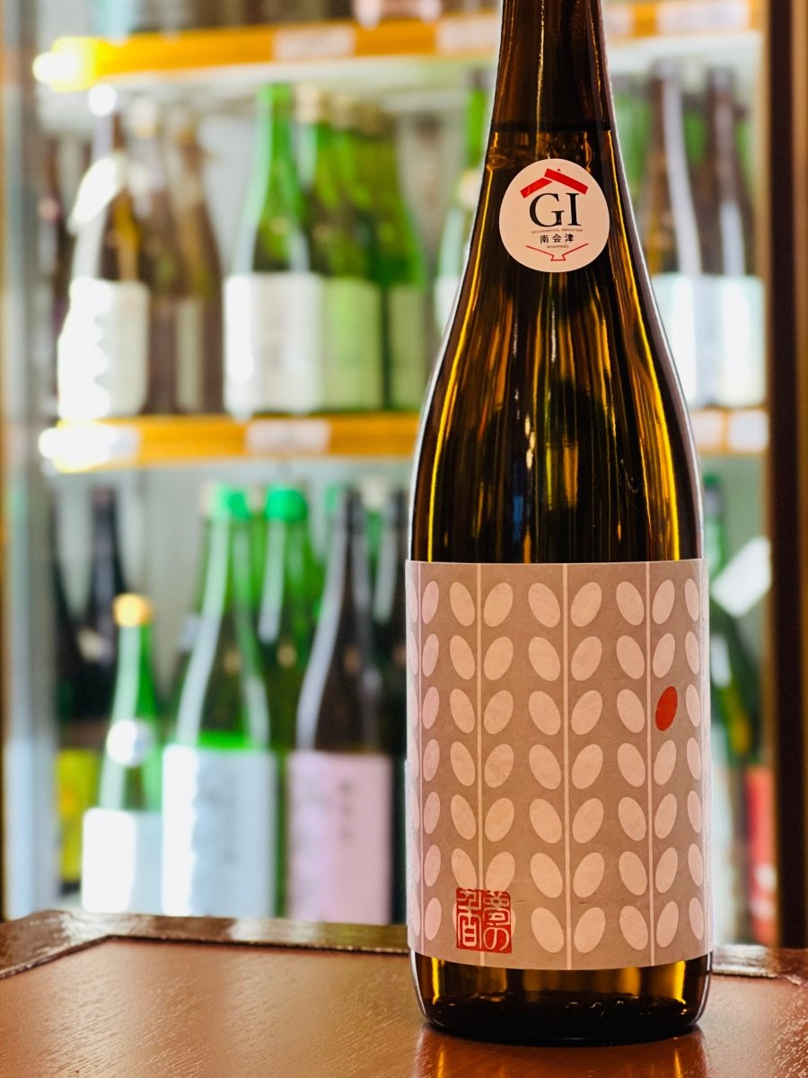 福島・国権酒造の「特別純米 夢の香」720ml。米粒をモチーフにしたモダンな幾何学模様のラベルが目を引くボトルです。福島県が誇る酒米「夢の香」を100％使用し、超軟水仕込みによる「ふわふわ・つるつる」とした極めて滑らかな口当たりが特徴。熟した柑橘やカスタードのような奥行きのある香りと、お米の優しい旨味が広がる、お値段以上の満足感がある1本です。