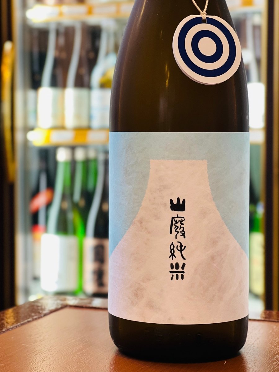 国権酒造の大定番「山廃純米」の一升瓶（1800ml）。福島県産米「夢の香」を使用し、独自の熟成を経て、山廃ならではの奥深い風味とスッキリとした飲み味を両立させています。冷酒から常温、お燗まで、温度帯を選ばず楽しめる万能食中酒。生姜焼きやちくわの磯辺揚げなど、しっかりとした味付けの料理とも相性抜群の1本です。