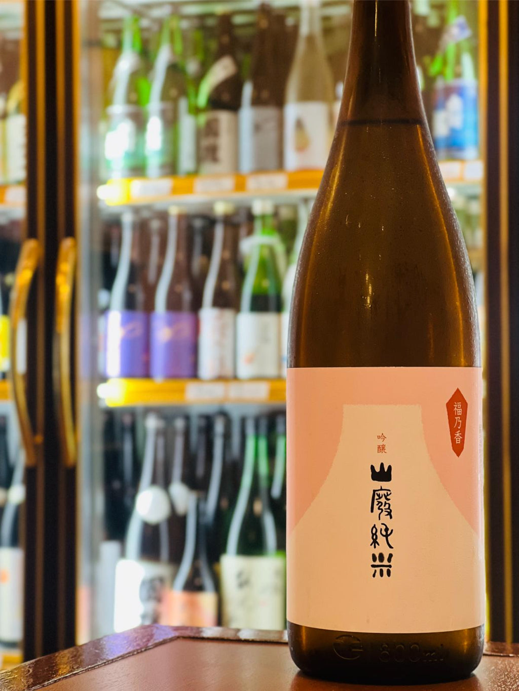 国権 山廃純米吟醸 福乃香 1800ml。福島県南会津町・国権酒造が手がける、福島県産酒造好適米「福乃香」を100％使用した山廃純米吟醸。精米歩合60％、アルコール15度。穏やかな梨系の香りと柔らかな甘み、瑞々しさと心地よい酸が特徴。コスパに優れた一升瓶サイズ。