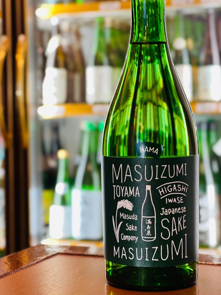 富山・桝田酒造店の限定品「満寿泉 GREEN（グリーン）生」720ml。洒落たカフェの黒板のような、手書き風の英字ロゴが描かれた黒いラベルが目を引くスタイリッシュなボトルです。ワイン酵母で仕込まれ、白ワインを思わせる酸と果実味、ハーブや巨峰のピールのような爽やかな香りが特徴。スモークチーズやカルパッチョ、ガパオなど、多国籍な料理とも相性抜群の、若々しく香る「ワイン風」の日本酒です。