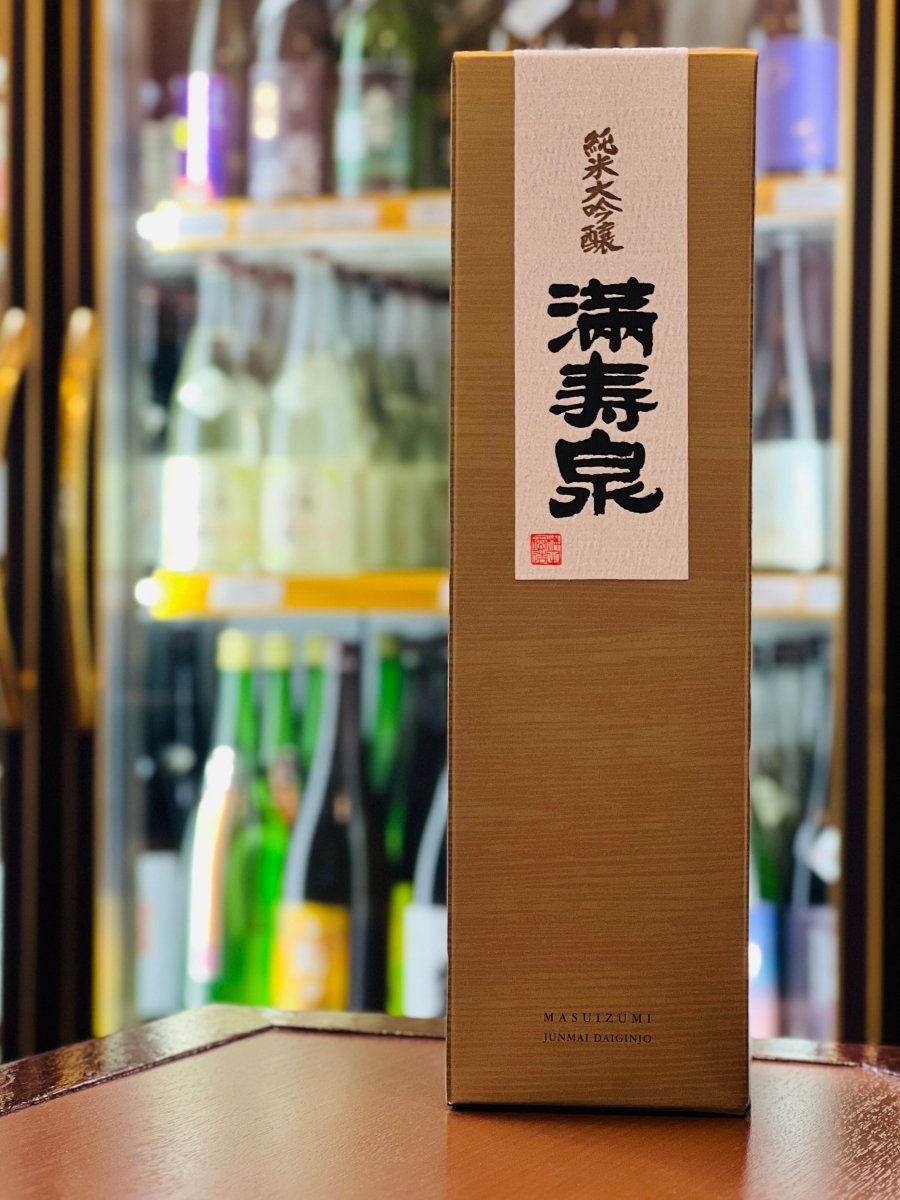 富山・桝田酒造店の銘酒「満寿泉 純米大吟醸」720ml専用の化粧箱。上品な光沢を放つシャンパンゴールドの箱に、力強く書かれた「満寿泉」のロゴラベルが映えます。山田錦を50％まで磨いた「酒の芸術品」にふさわしい格調高いパッケージで、大切な方への贈り物やお祝いの席にも最適です。
