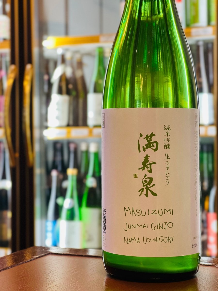 桝田酒造店の大人気商品「満寿泉 純米吟醸 生うすにごり」1800ml。精米歩合58％で醸された生酒ならではの、とろふわとした絶妙な質感が楽しめる最高級の食中酒です。上品な甘みと程よい酸味が、鶏南蛮漬けやすき焼き、さばの味噌煮など、旨味のしっかりした料理に寄り添い、後口はスッキリとキレていきます。新酒の力強さと落ち着いた風格を兼ね備えた、例年完売必至の逸品です。