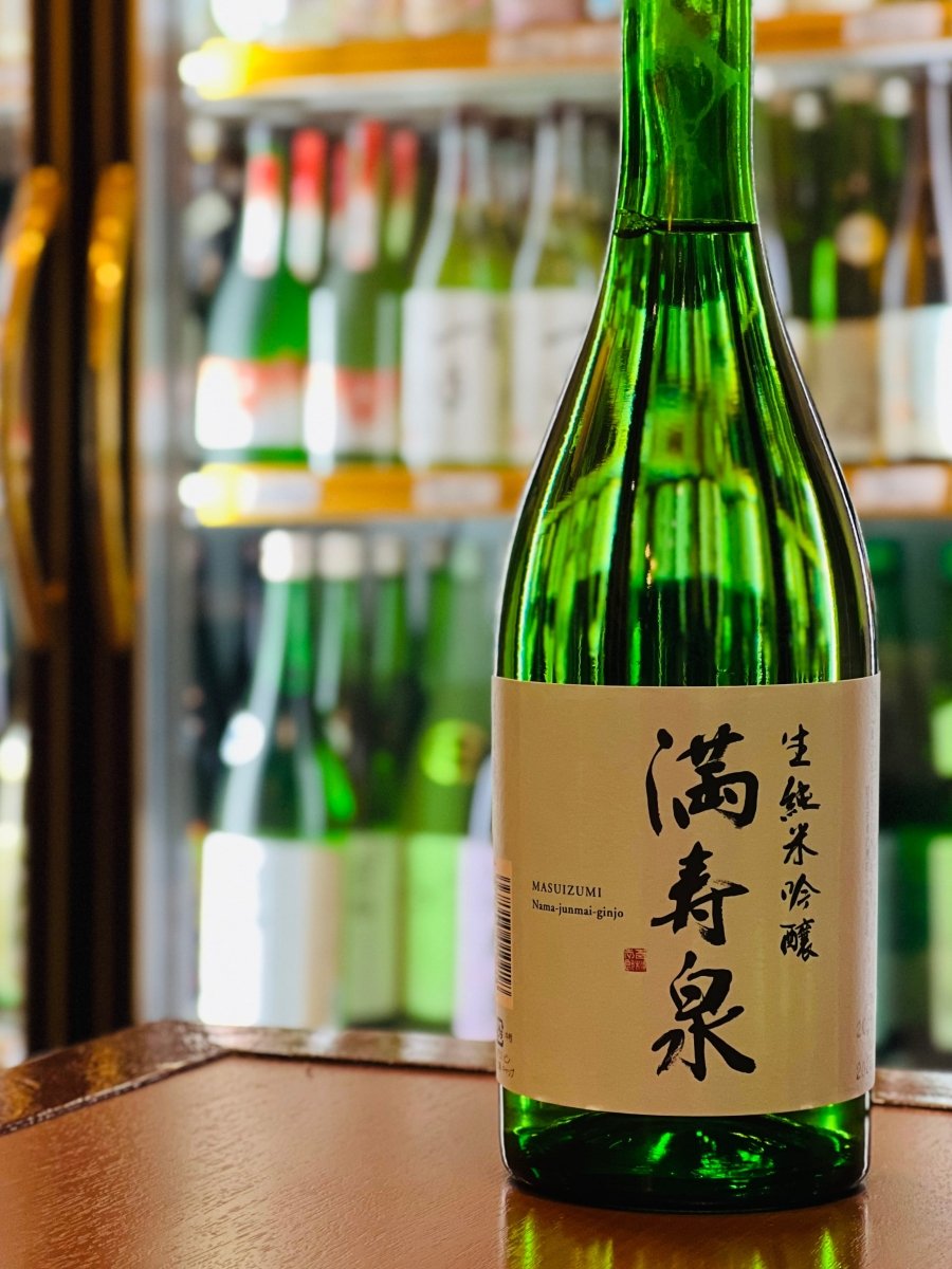 富山・桝田酒造店の「満寿泉（ますいずみ）純米吟醸 生酒」720mlボトル。しぼりたての新酒ならではの「綺麗ながらも奥行きのある味わい」を四合瓶に凝縮しました。蜜の多い高級な林檎や青いマンゴーを思わせる華やかな香りと、つるとろとした滑らかな口当たりが特徴。冷蔵庫でキンキンに冷やして、寿司や鯛のカルパッチョなど、繊細な和食と共に楽しめる飲みきりサイズの一本です。
