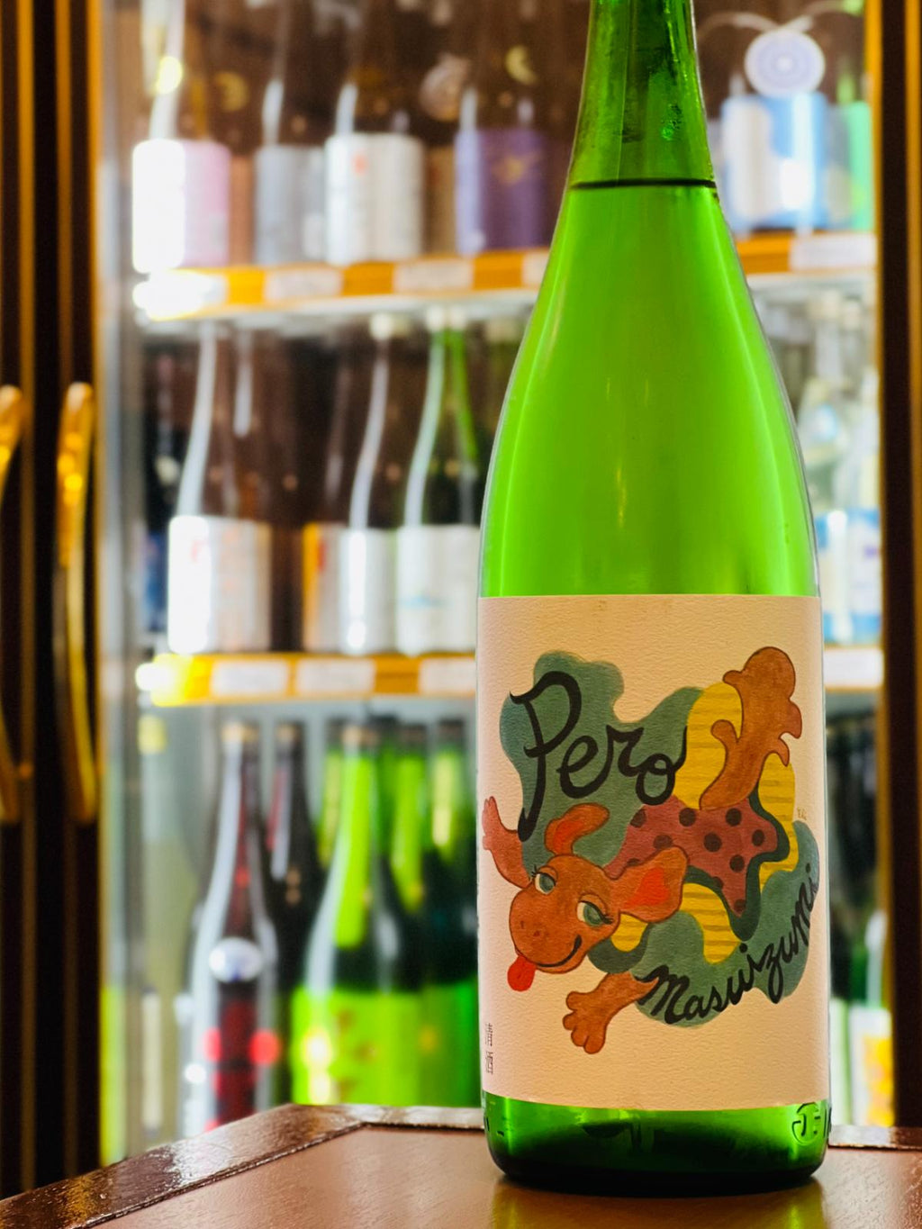 満寿泉 純米吟醸 PERO 火入 1800ml。富山・桝田酒造店が醸す、アルコール度数12度の軽やかな純米吟醸酒。ほのかな甘み、穏やかな酸味が心地よい。コスパに優れた一升瓶サイズ。
